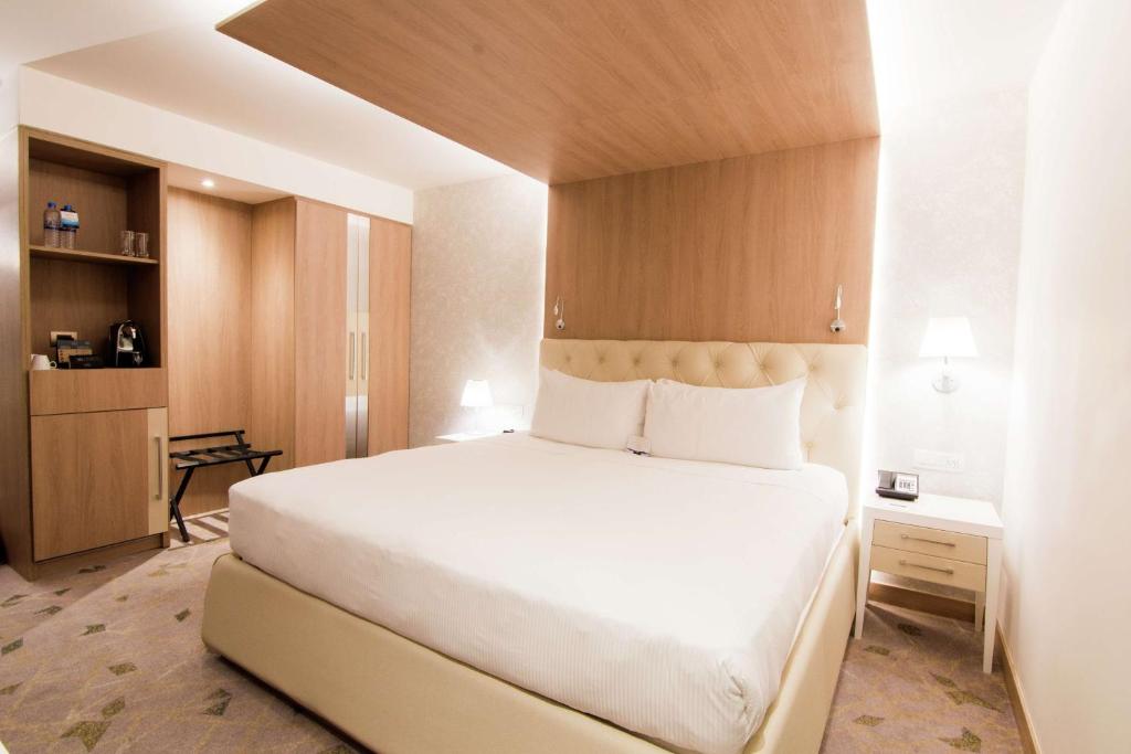 Junior Suite King Size Bed