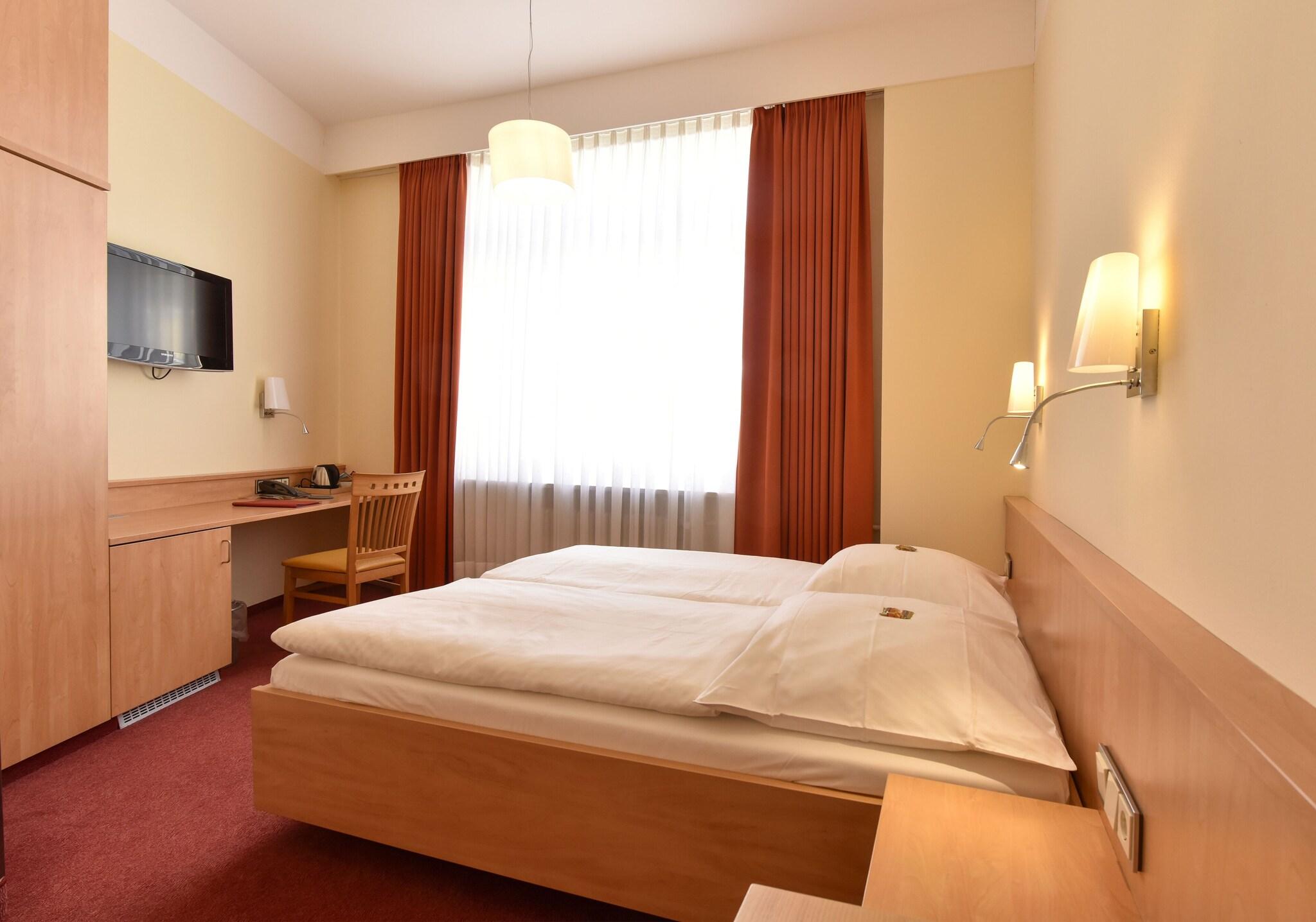 Double Classic Queen Bed