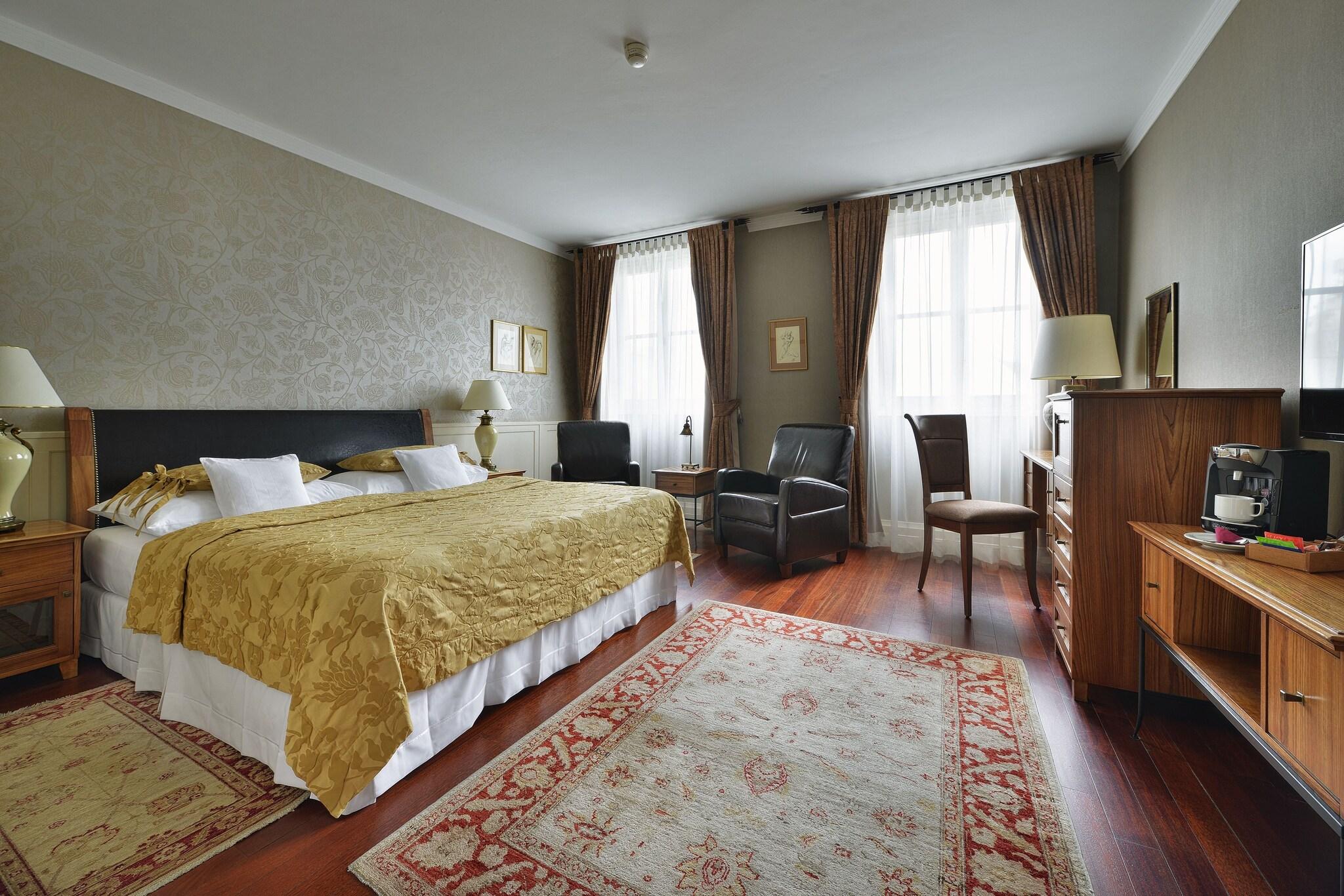 Double Executive Queen Bed