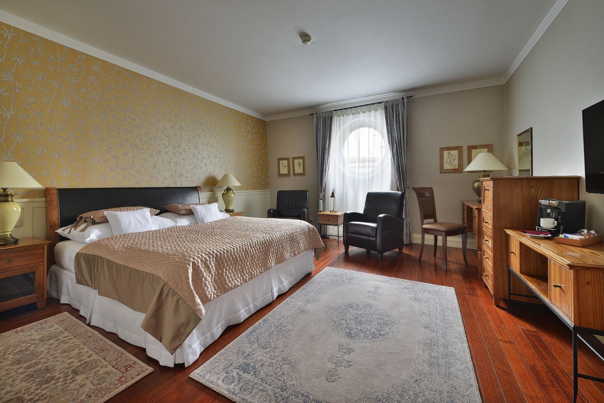 Double Executive Queen Bed