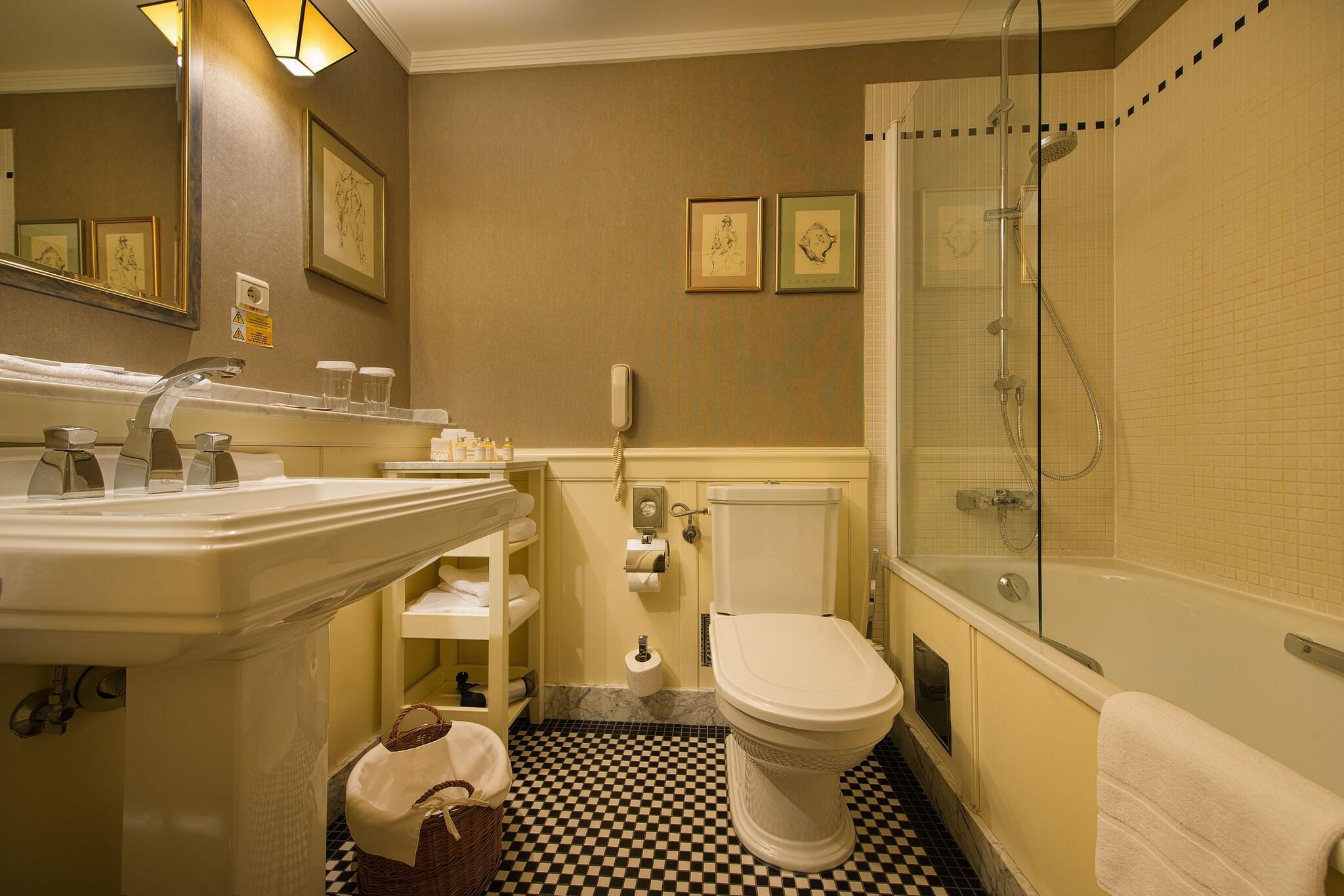 Double Classic Queen Bed