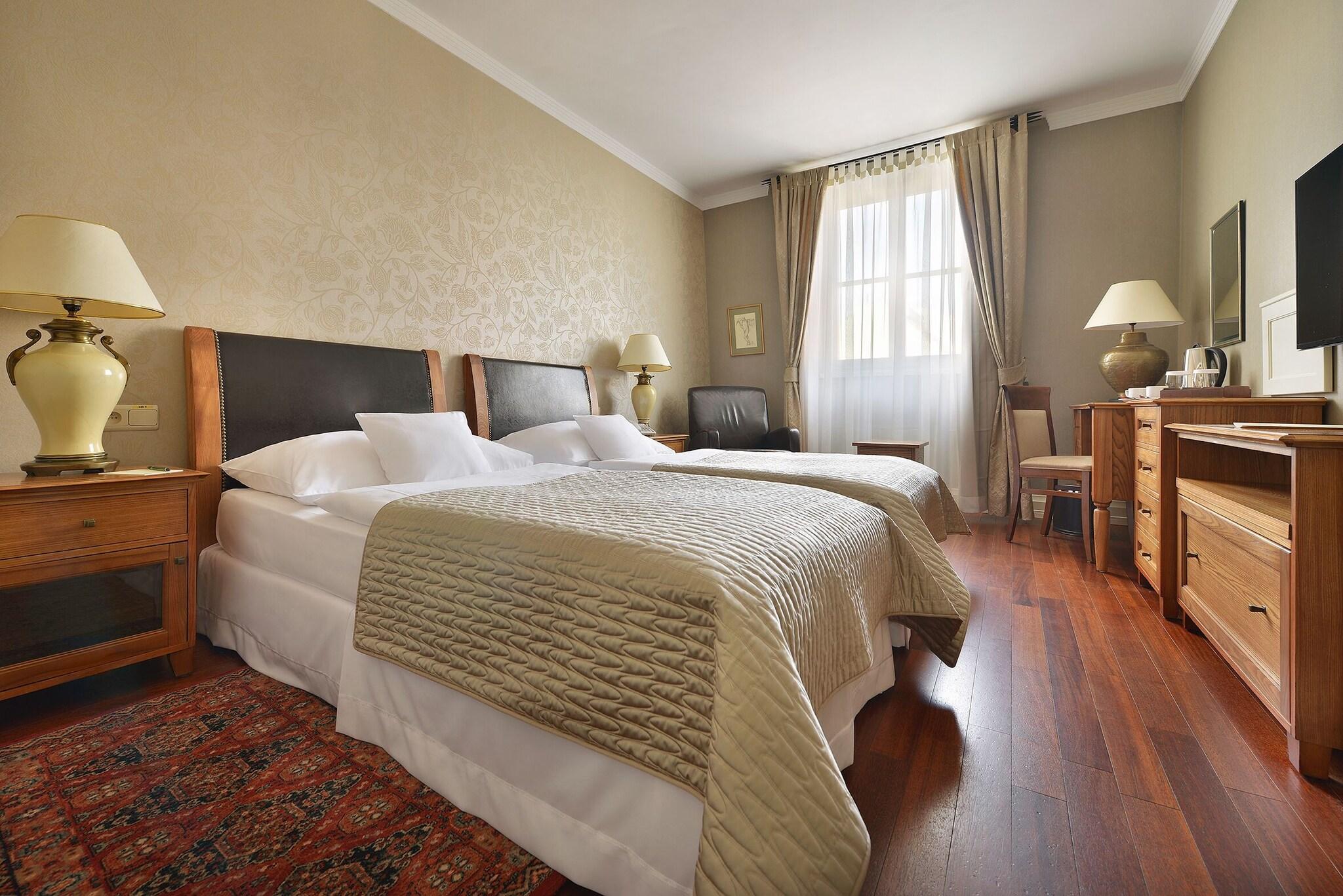 Double Classic Queen Bed