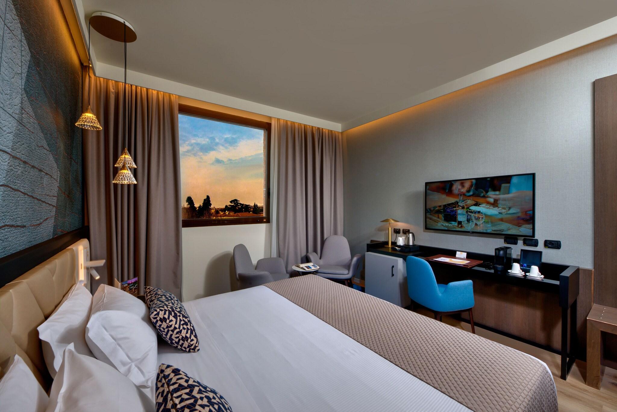 Double Single Deluxe City View King Bed