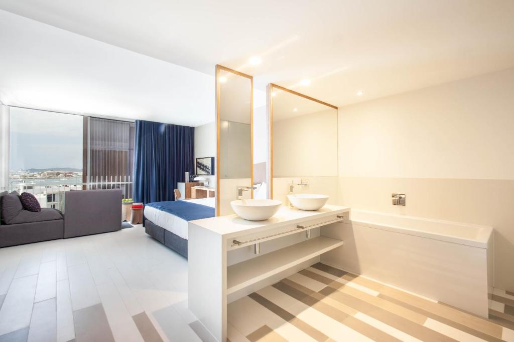 Studio Ocean Front with Balcony