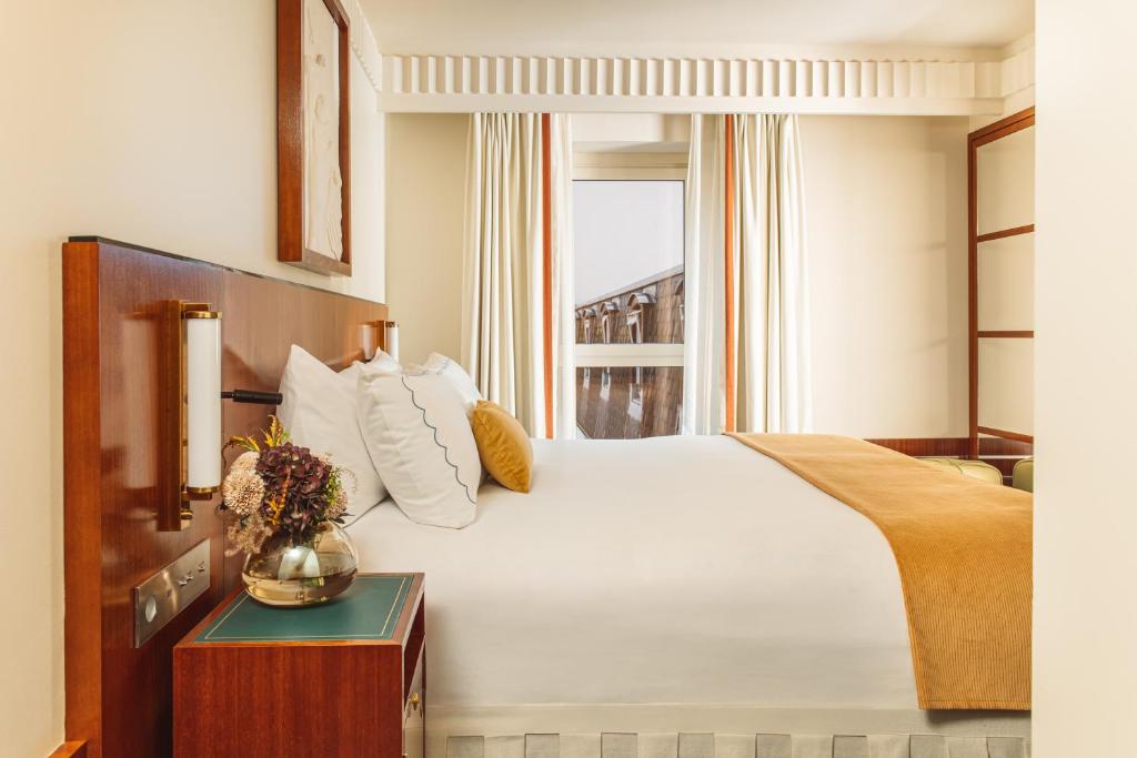 Double Queen Size Bed