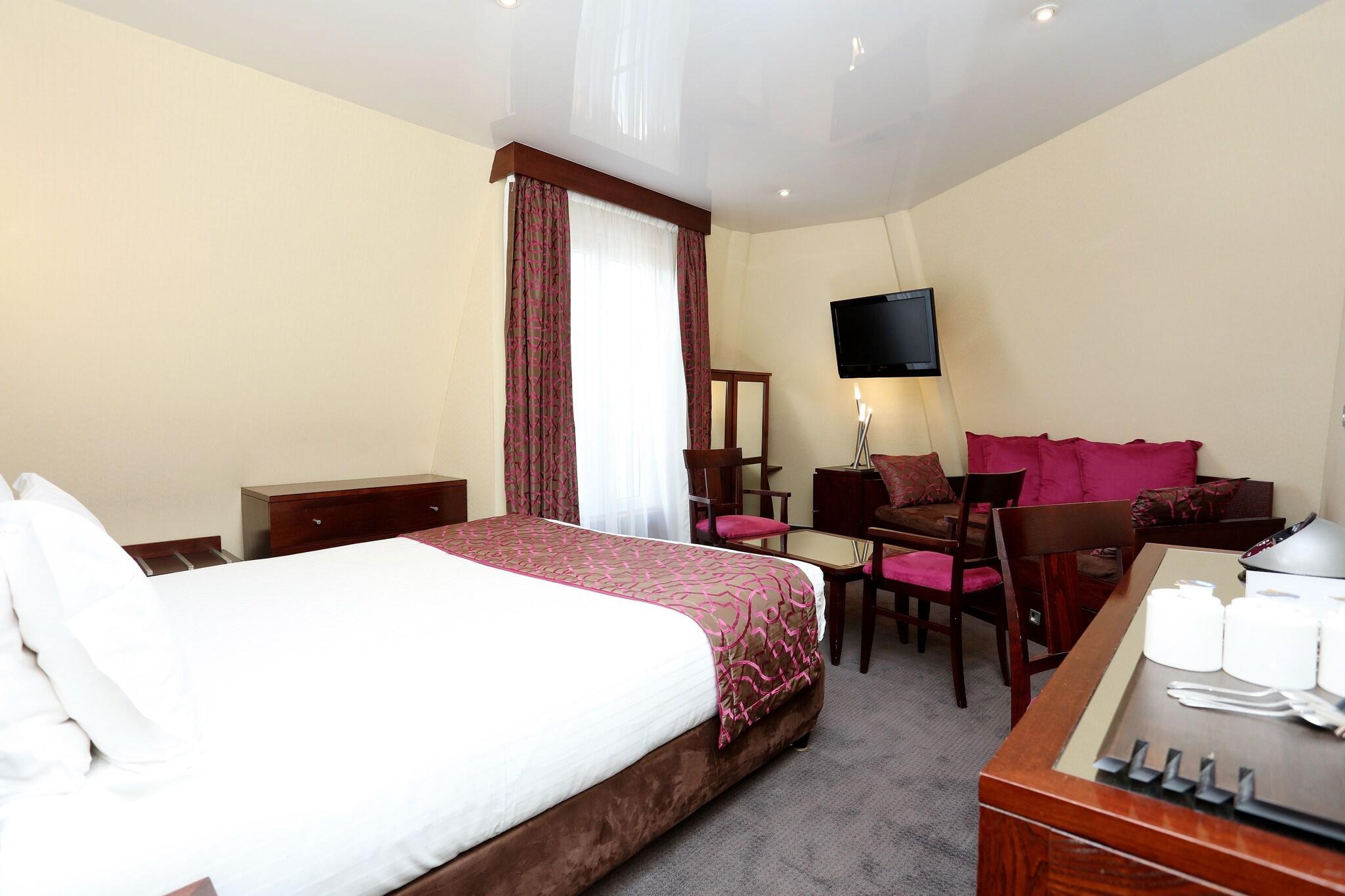 Junior Suite Queen Size Bed