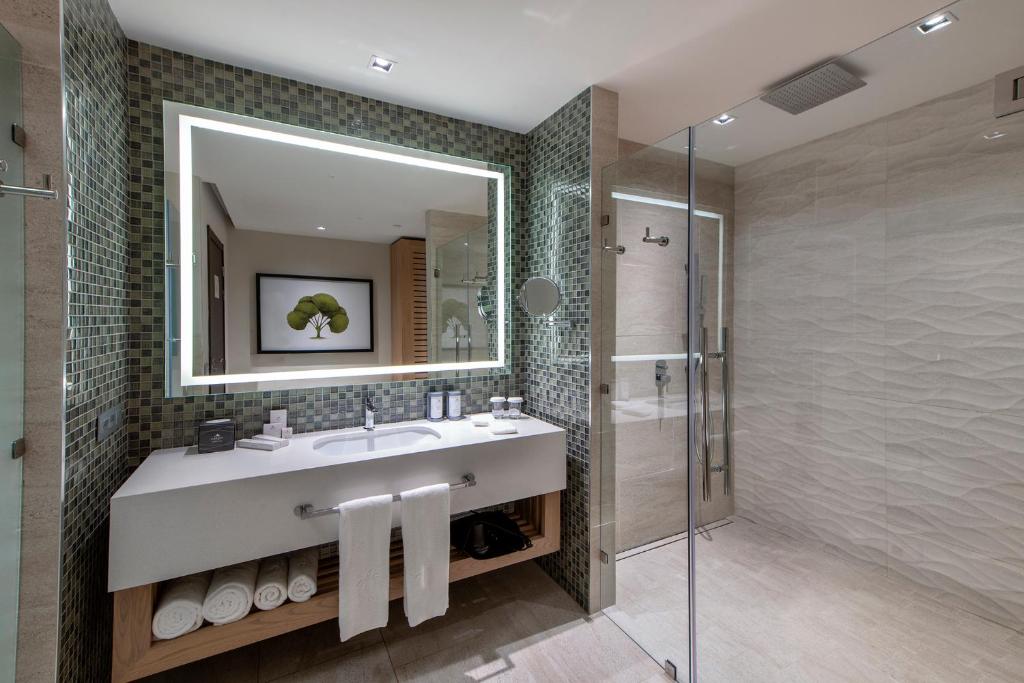 Junior Suite Garden View King Bed