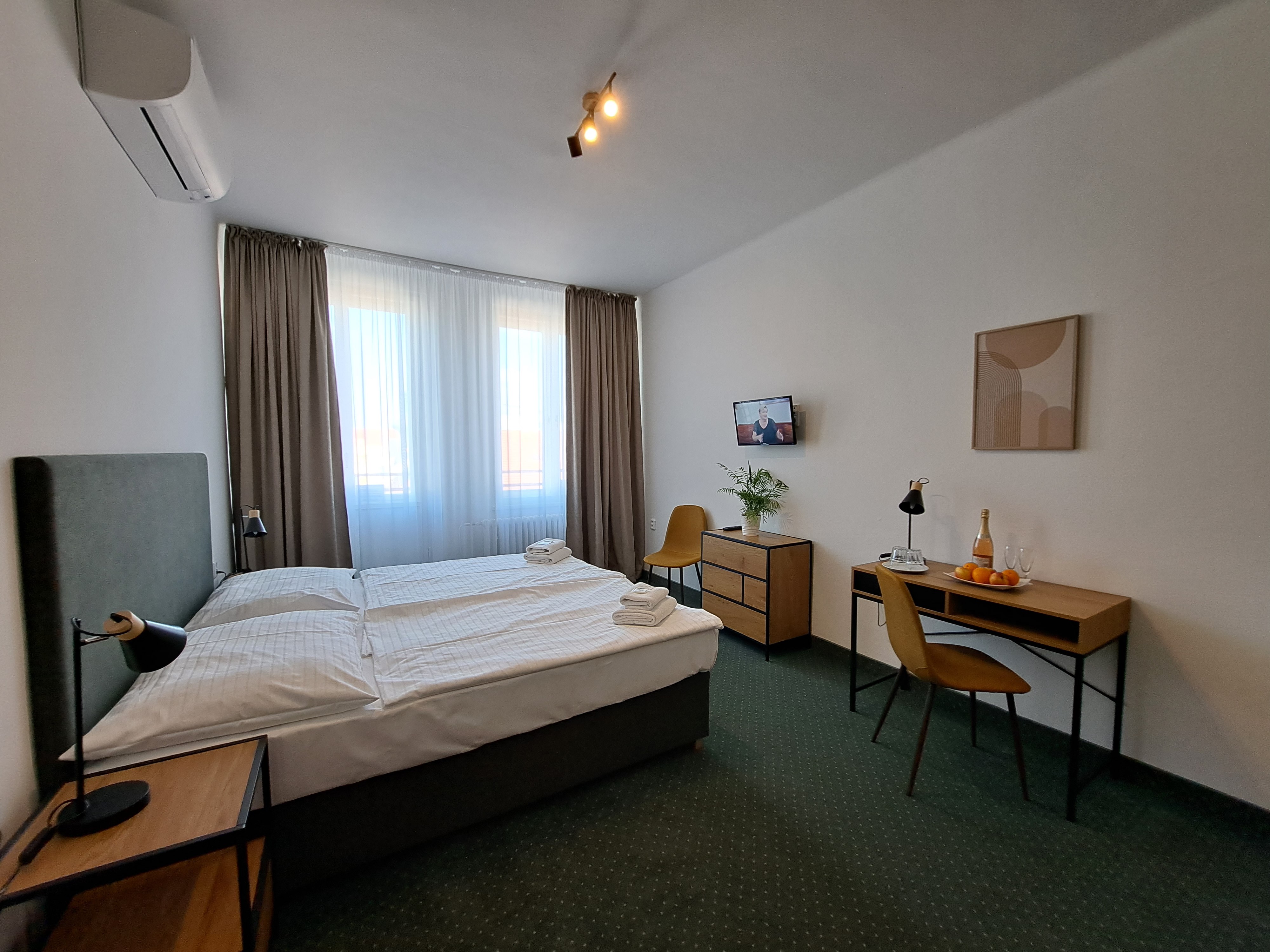 Double or Twin King Bed One Bedroom 