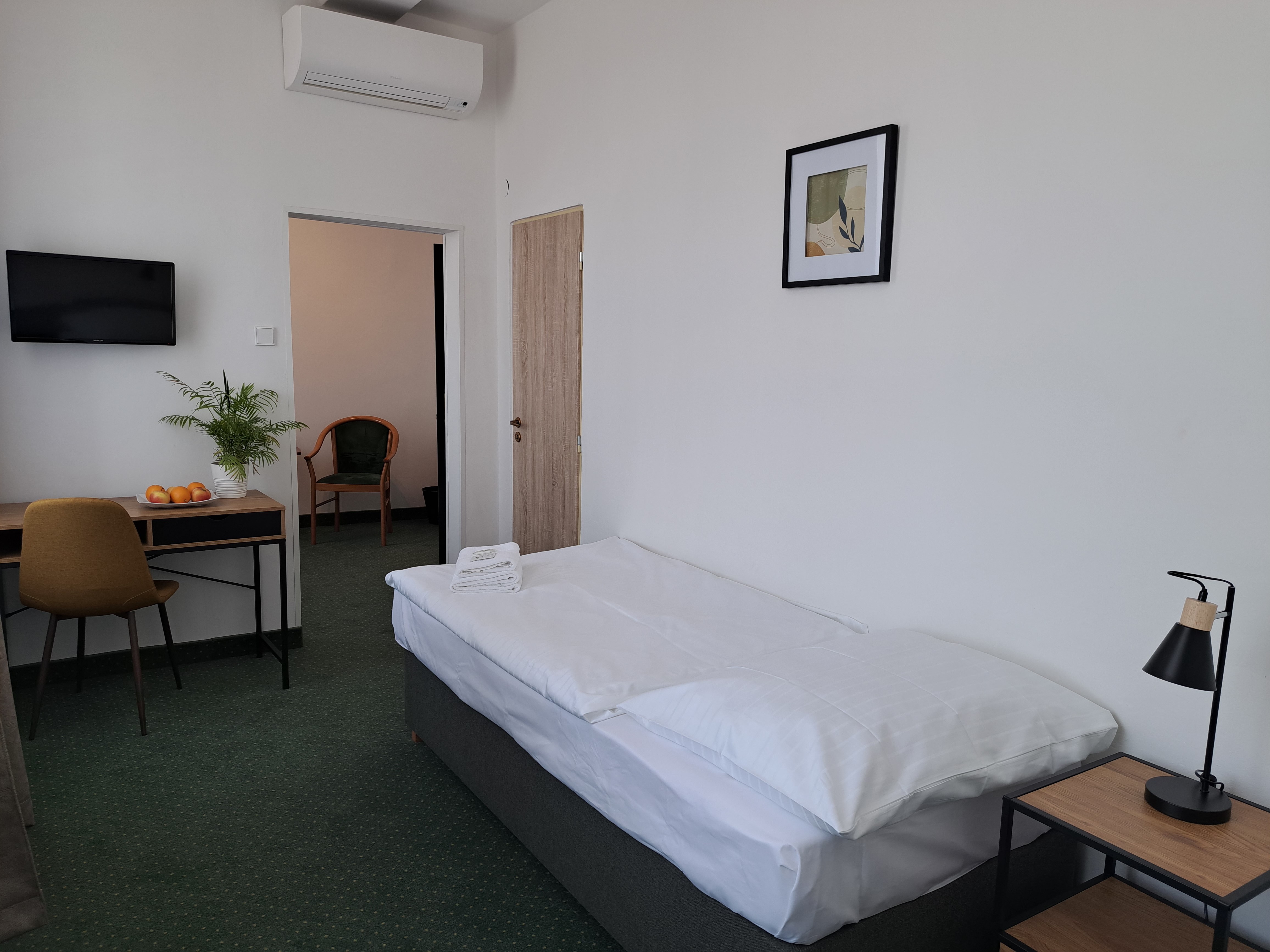 Double or Twin King Bed One Bedroom 