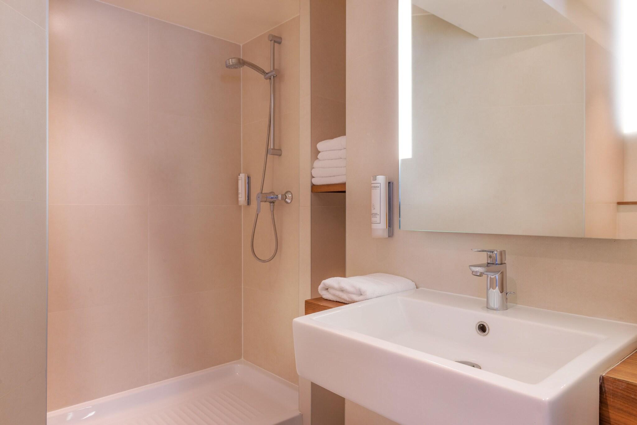 Junior Suite Queen Size Bed