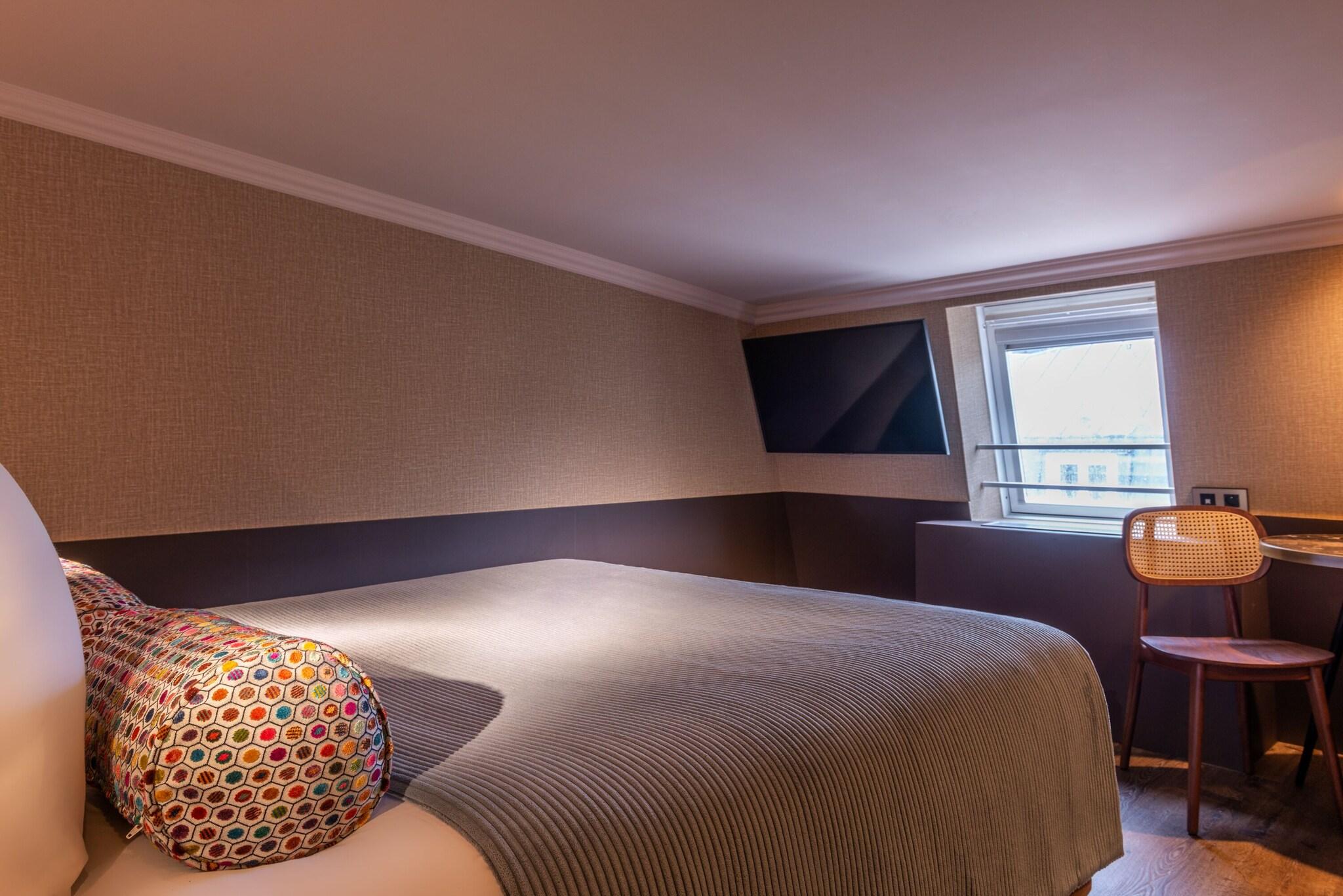 Junior Suite Queen Size Bed