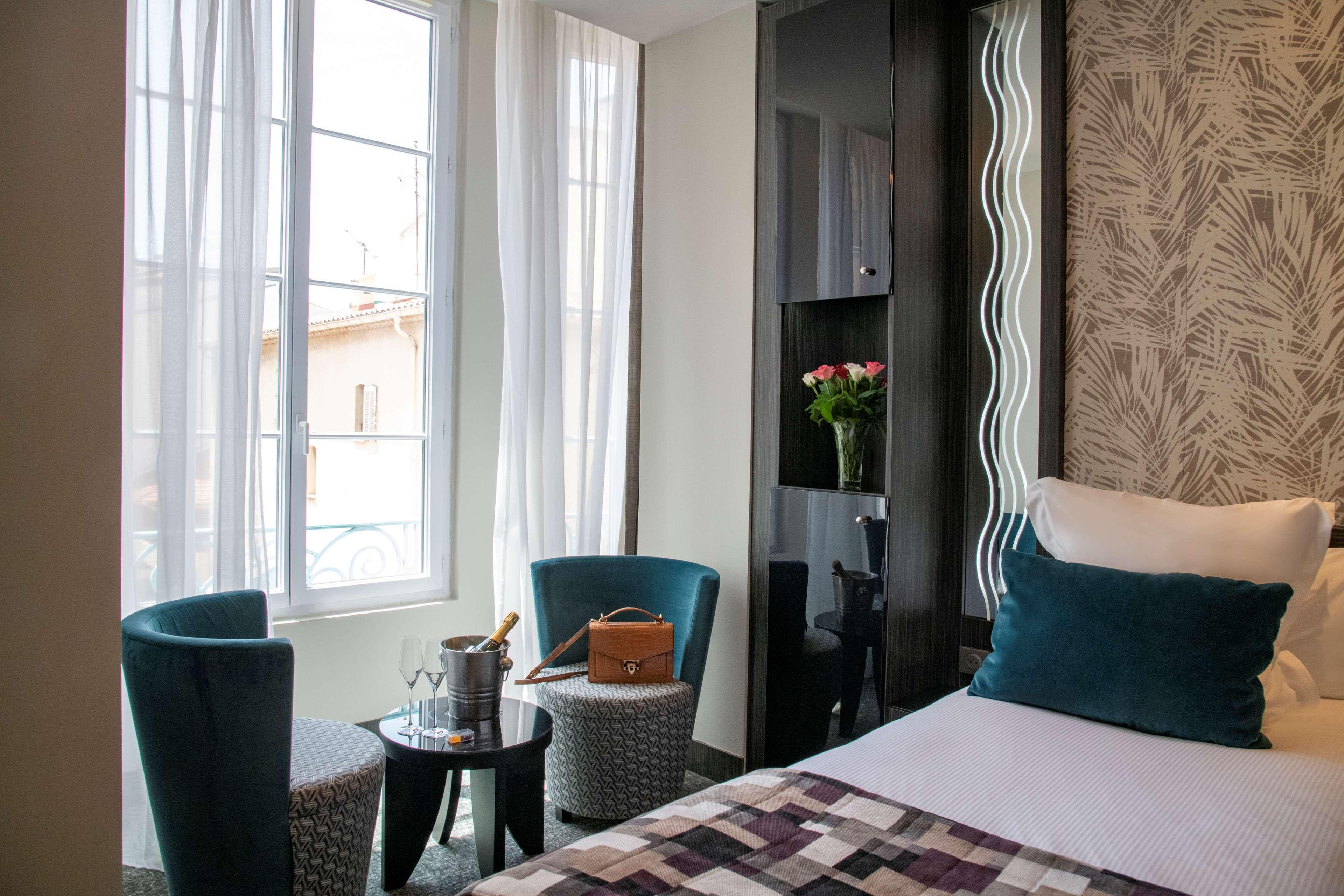 Junior Suite Queen Size Bed