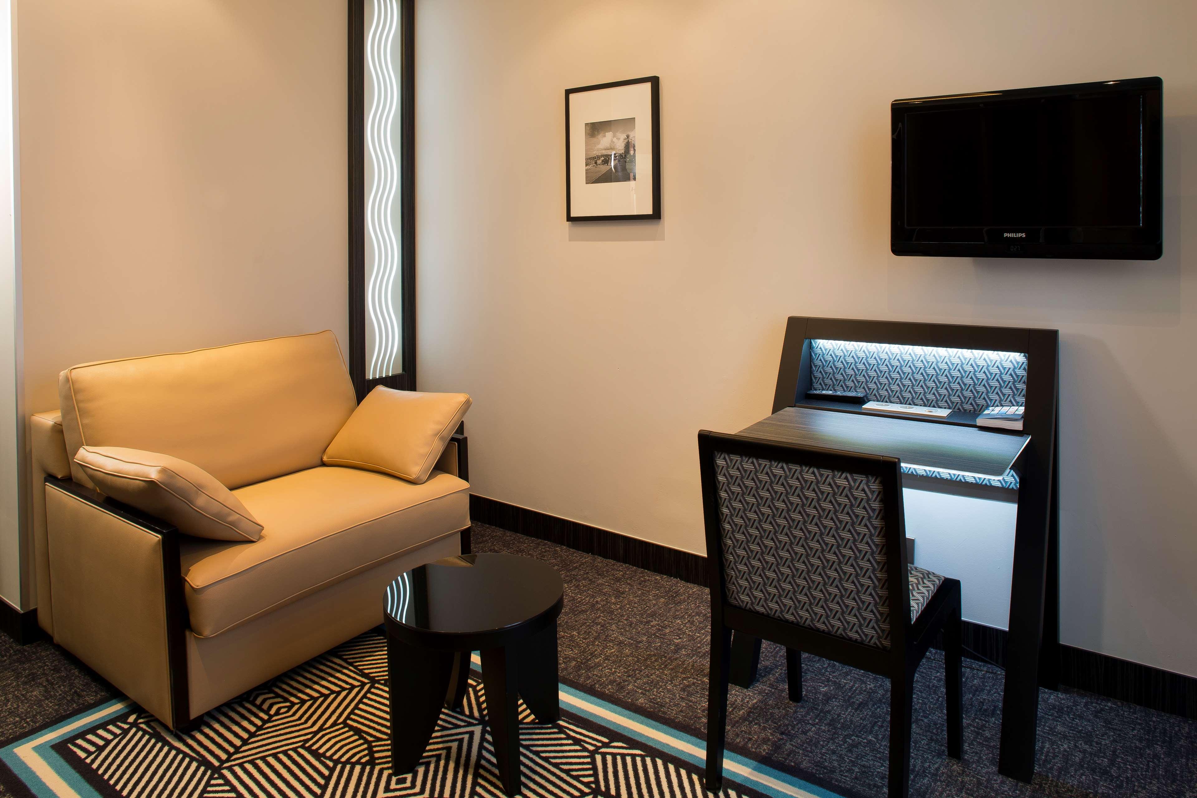 Junior Suite Queen Size Bed