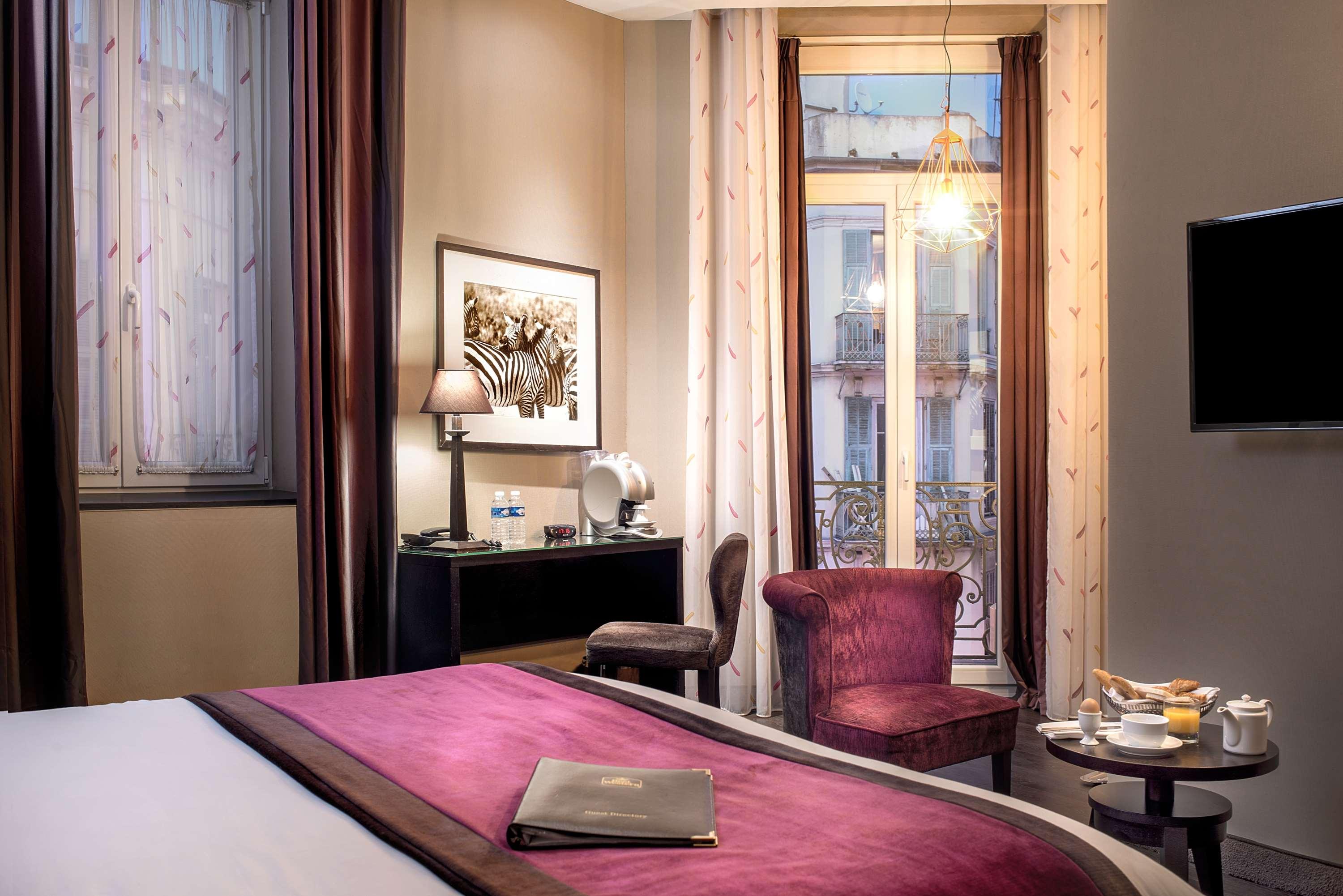 Junior Suite Queen Size Bed