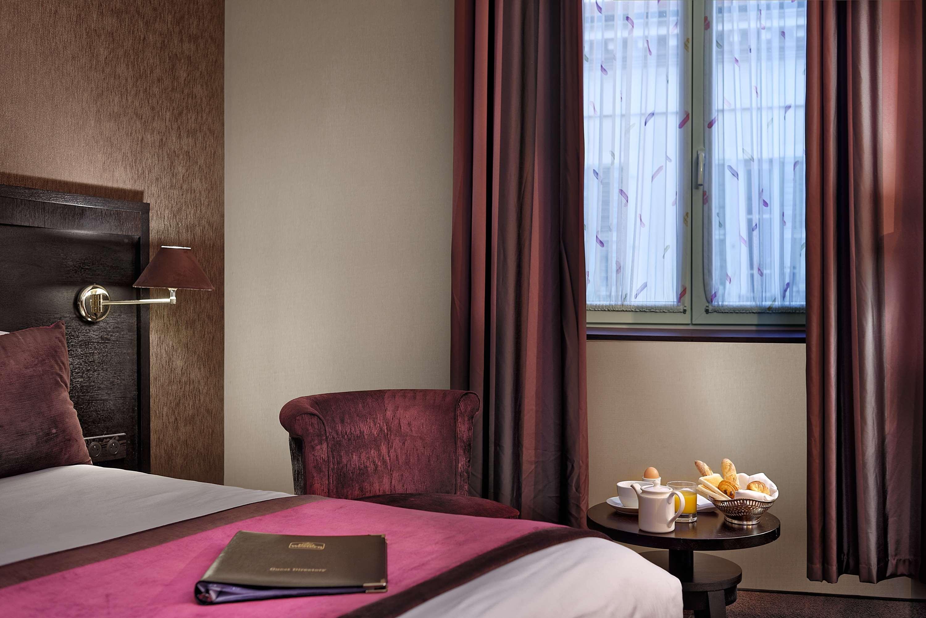Junior Suite Queen Size Bed
