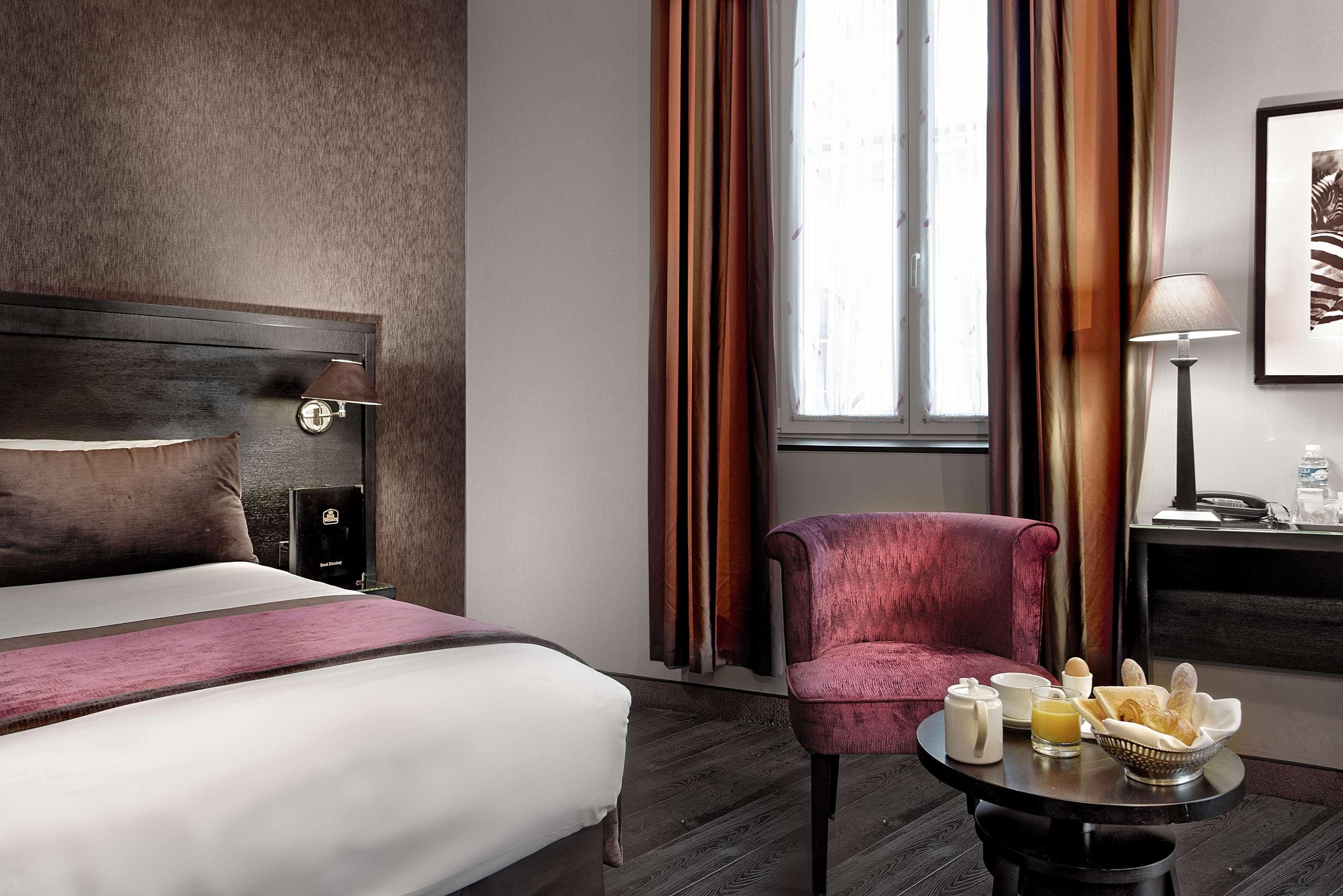 Junior Suite Queen Size Bed