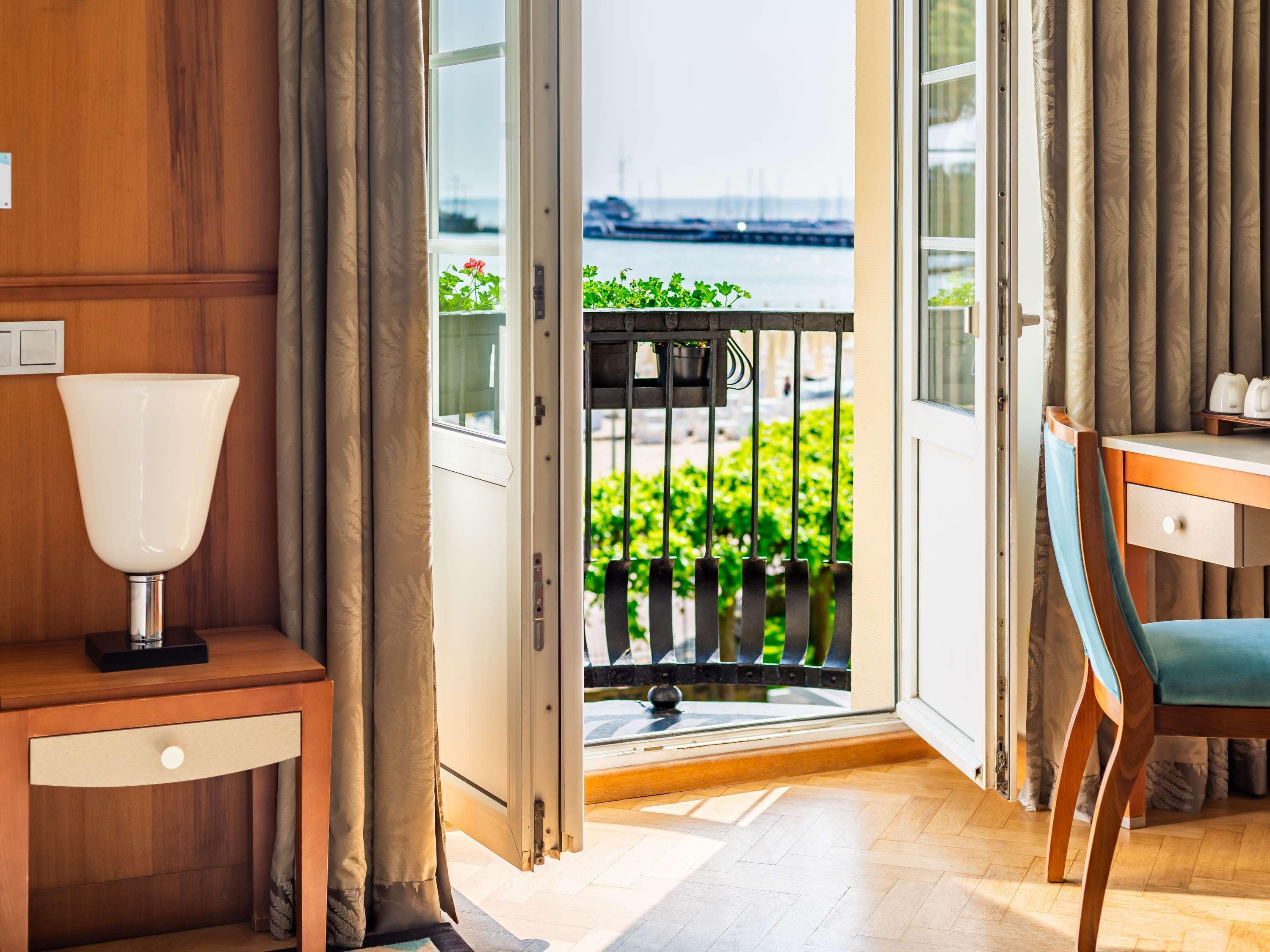 Junior Suite Side Sea View with Balcony