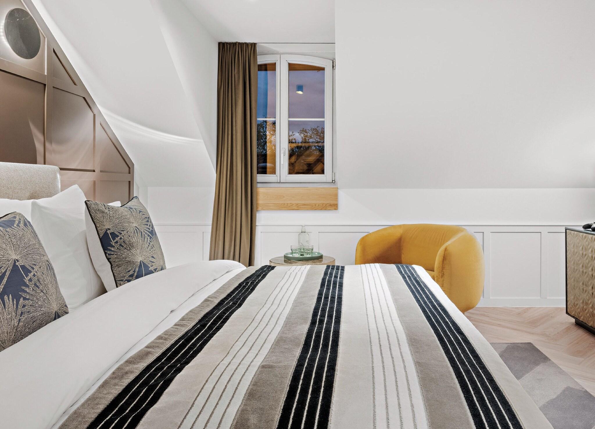 Suite King Size Bed
