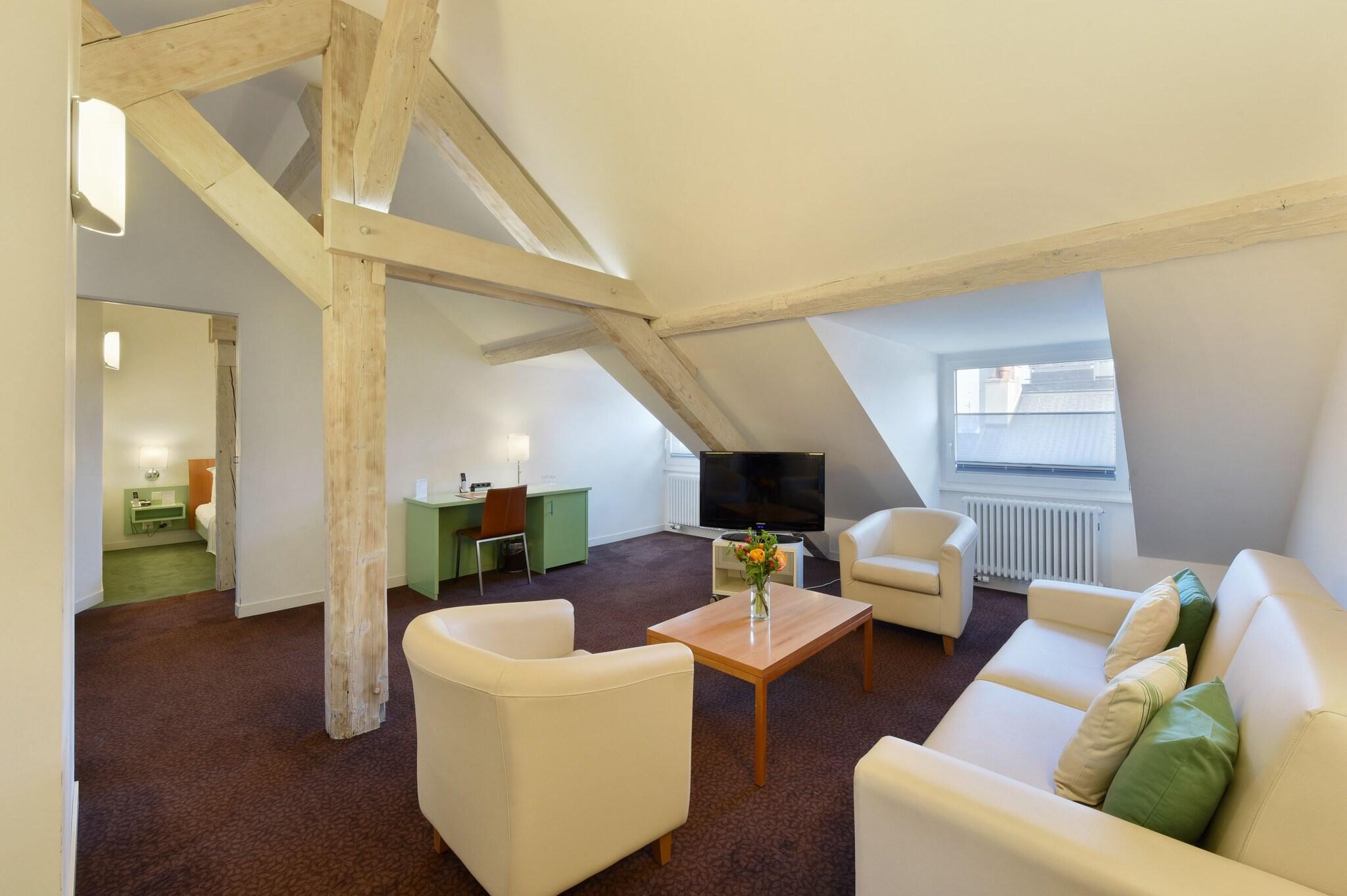 Junior Suite Queen Size Bed