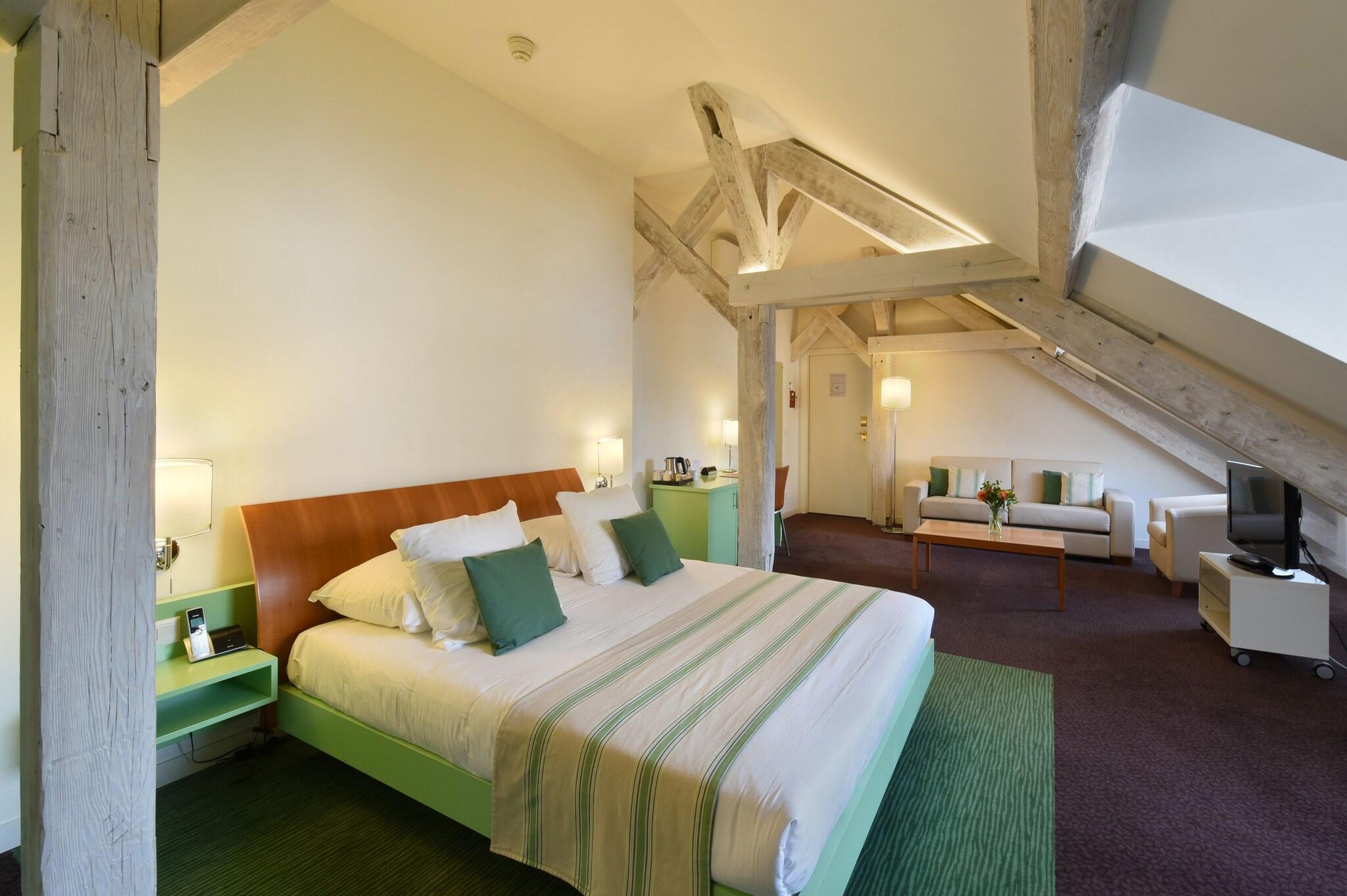 Junior Suite Queen Size Bed