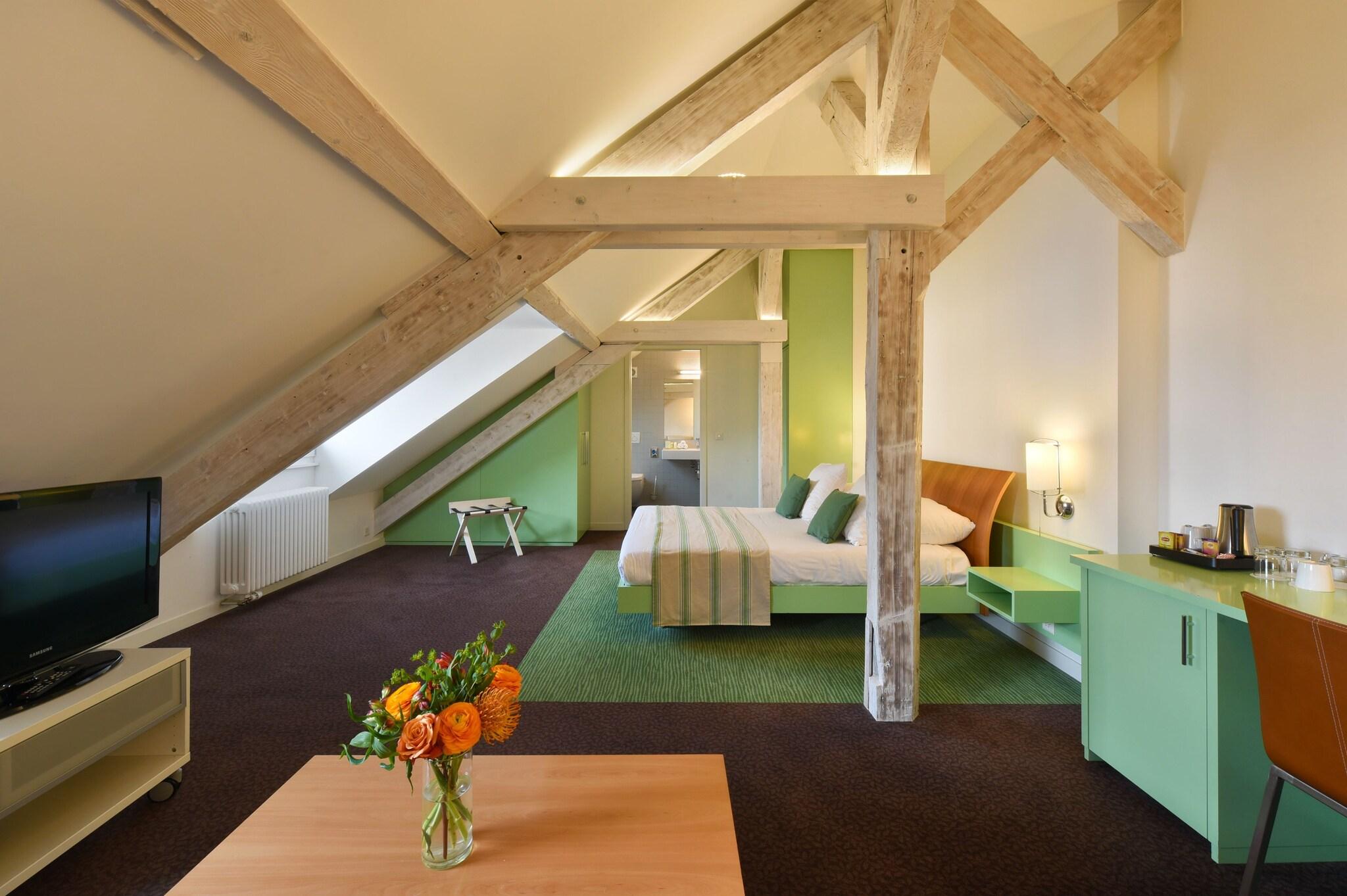 Junior Suite Queen Size Bed