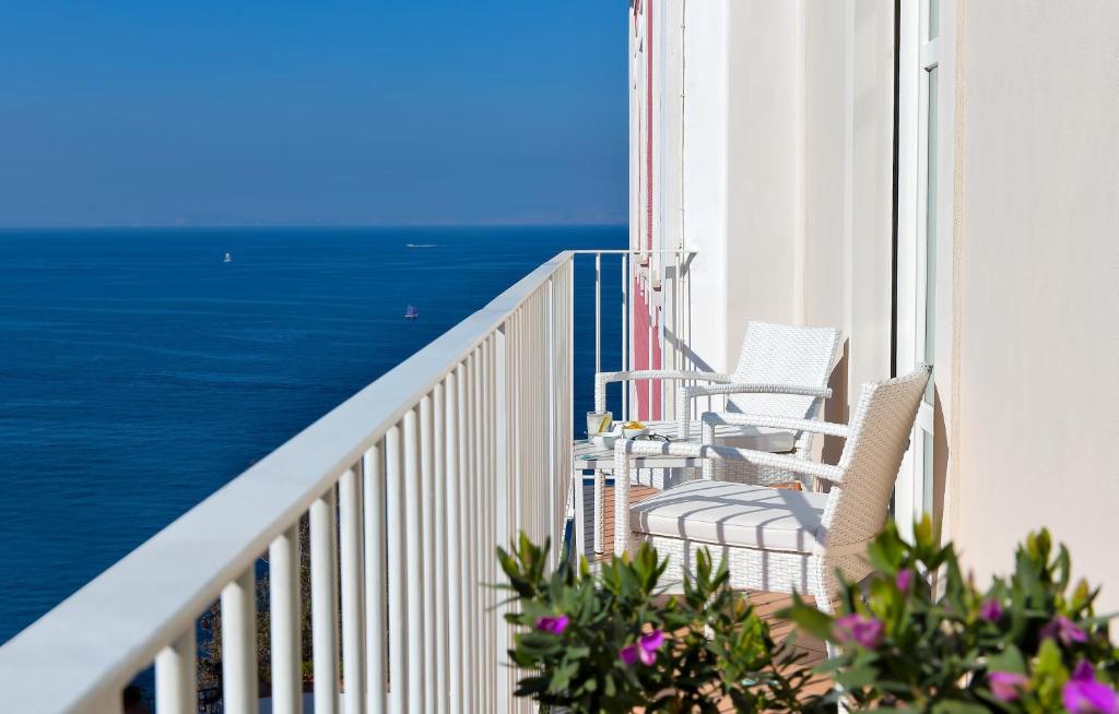 Double or Twin Superior Side Sea View