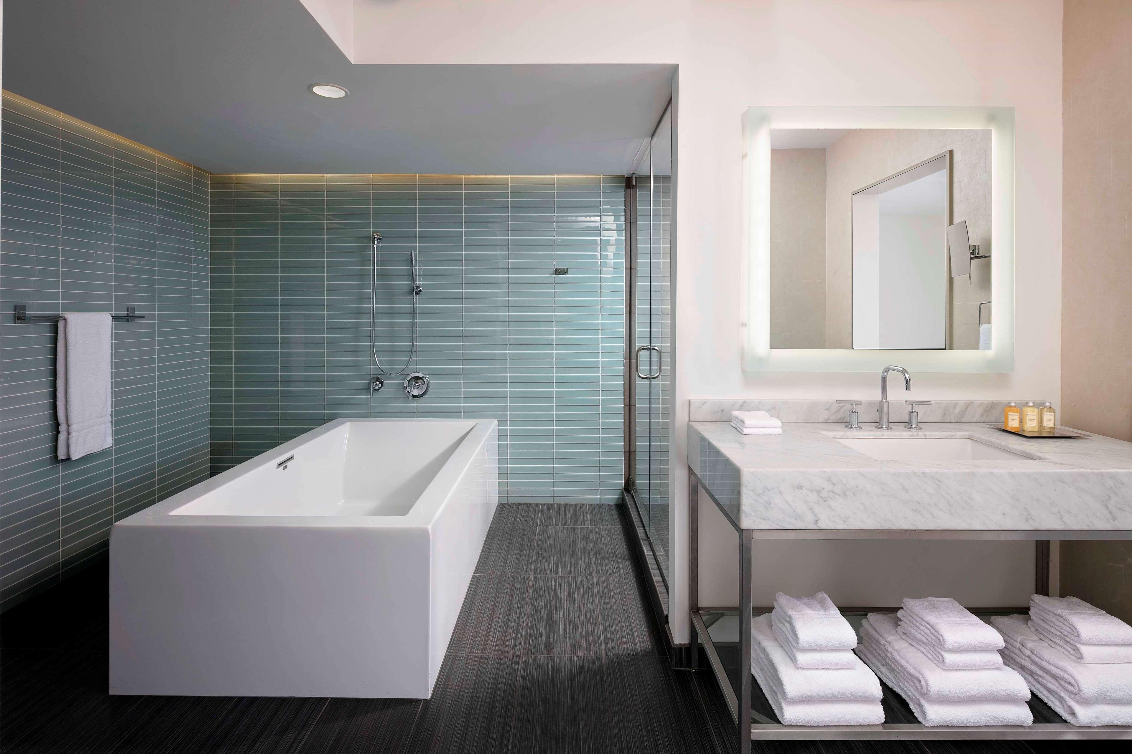 Suite Accessible King Size Bed