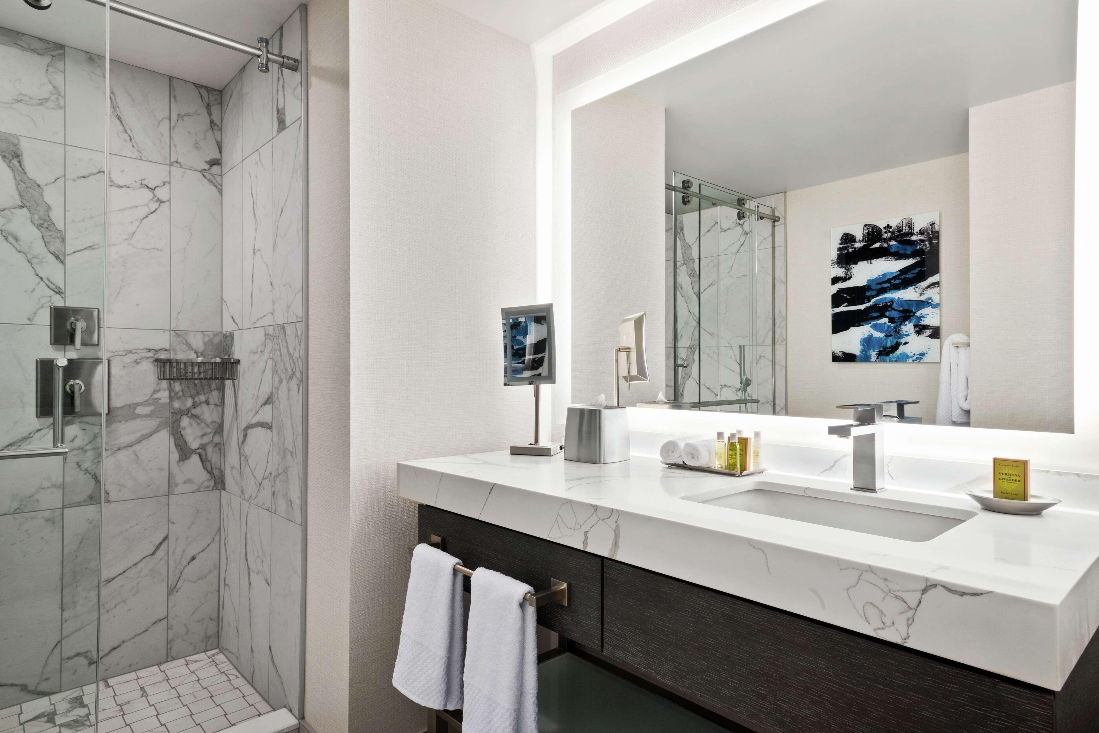 Studio City View King Bed