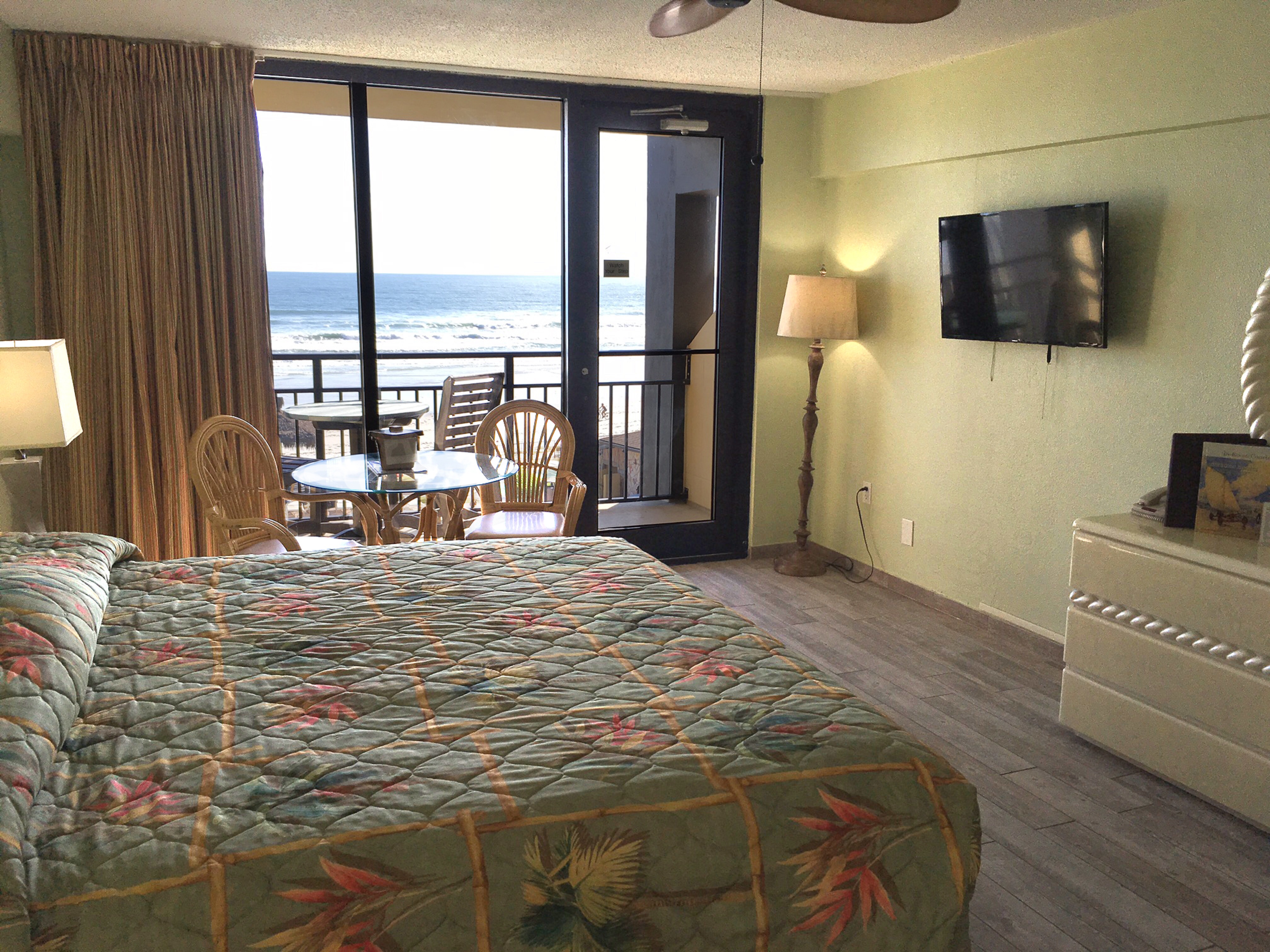 Studio Ocean Front King Bed