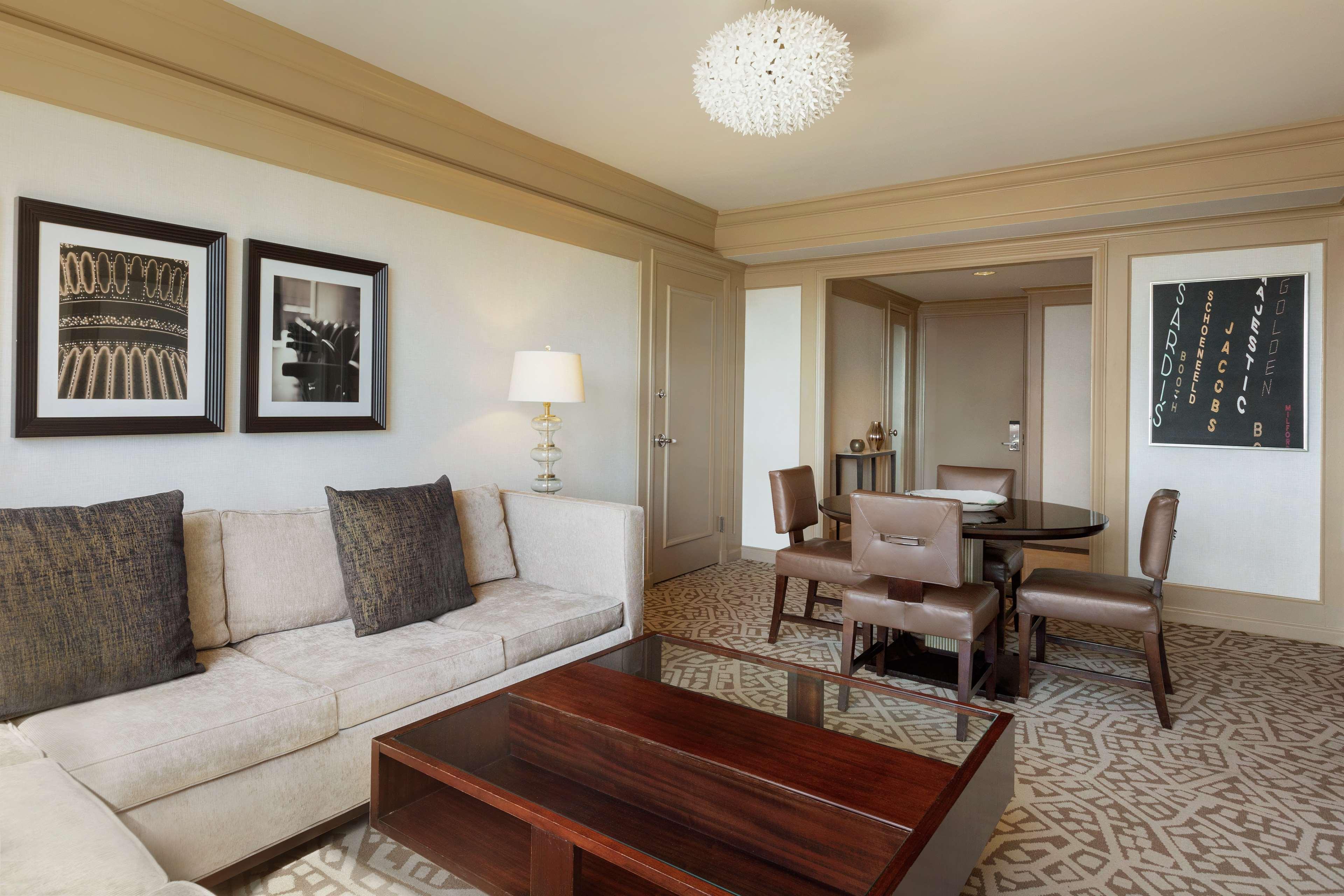 Suite Deluxe King Bed