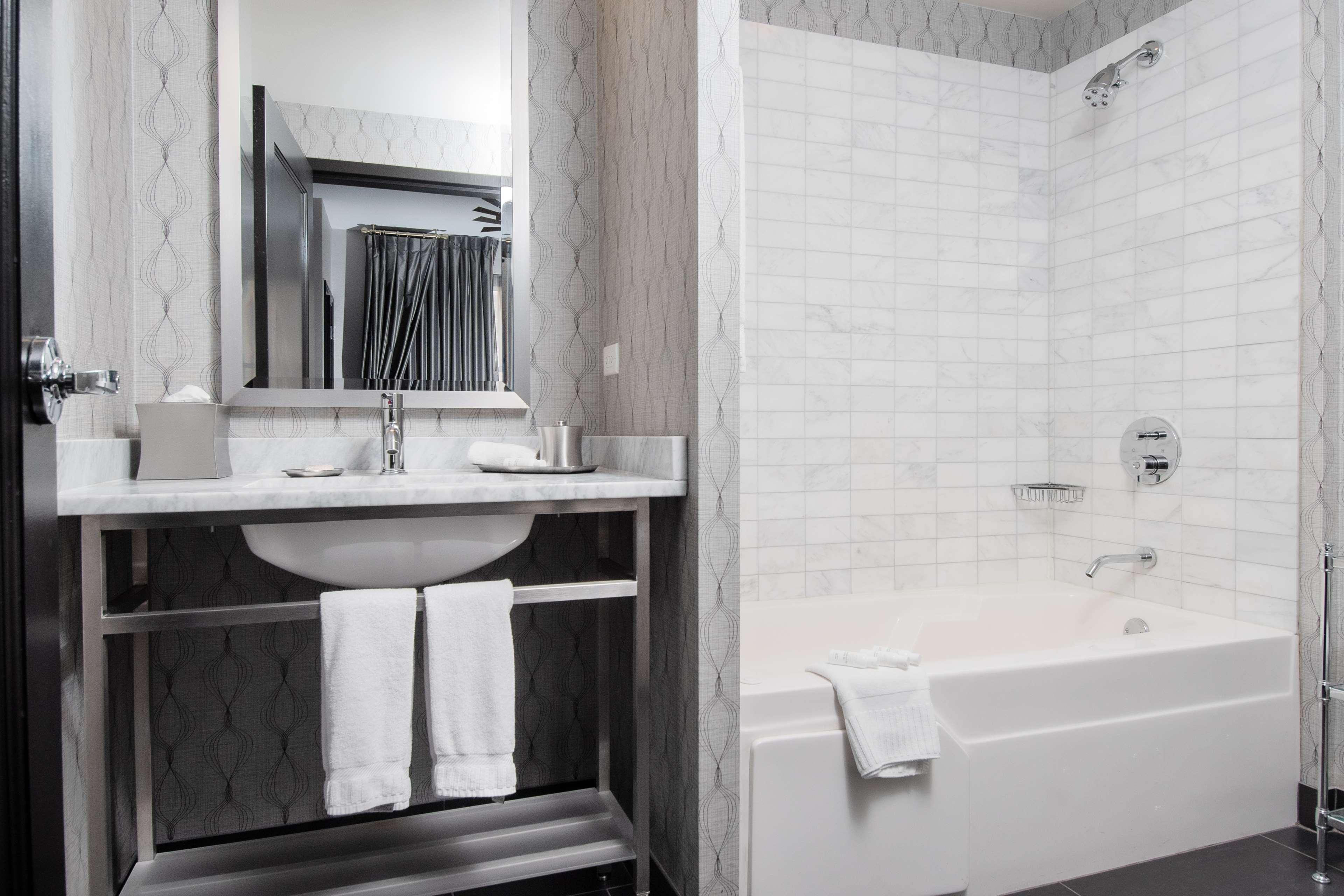 Suite Accessible King Size Bed