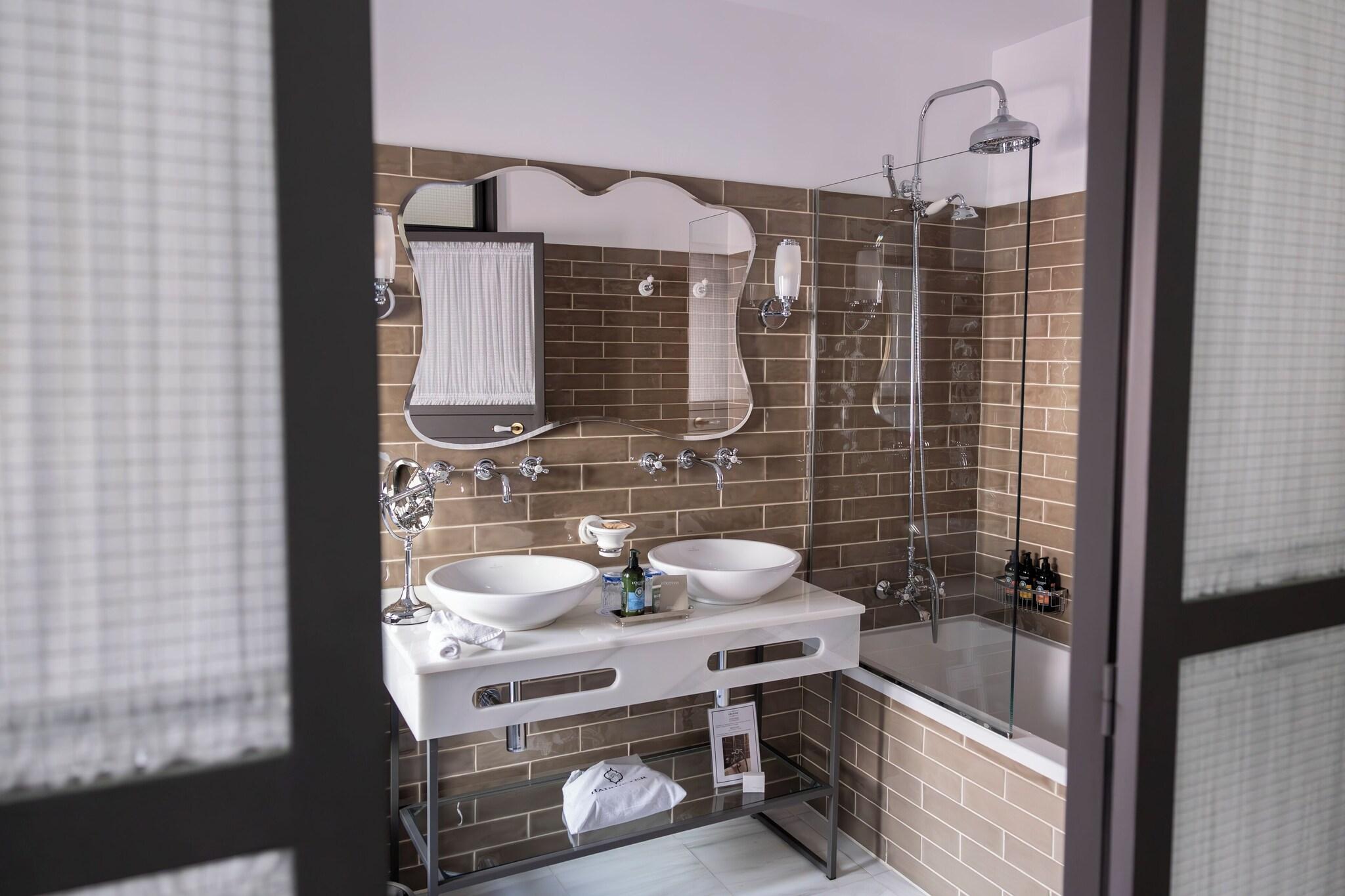 Double Deluxe King Bed