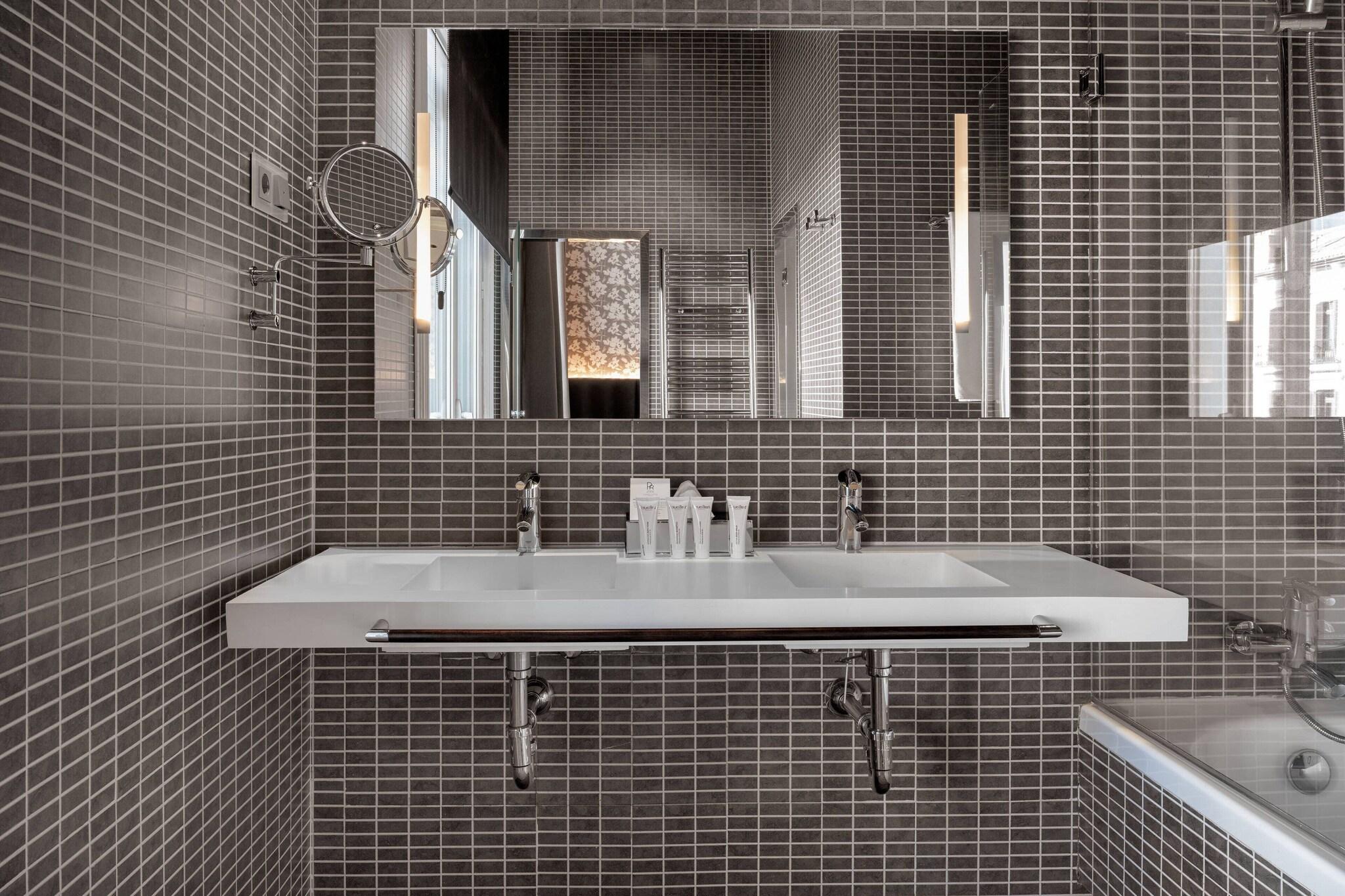 Double Deluxe King Bed