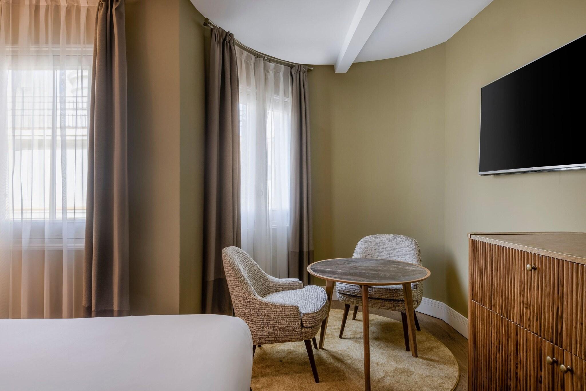 Double Deluxe Queen Bed