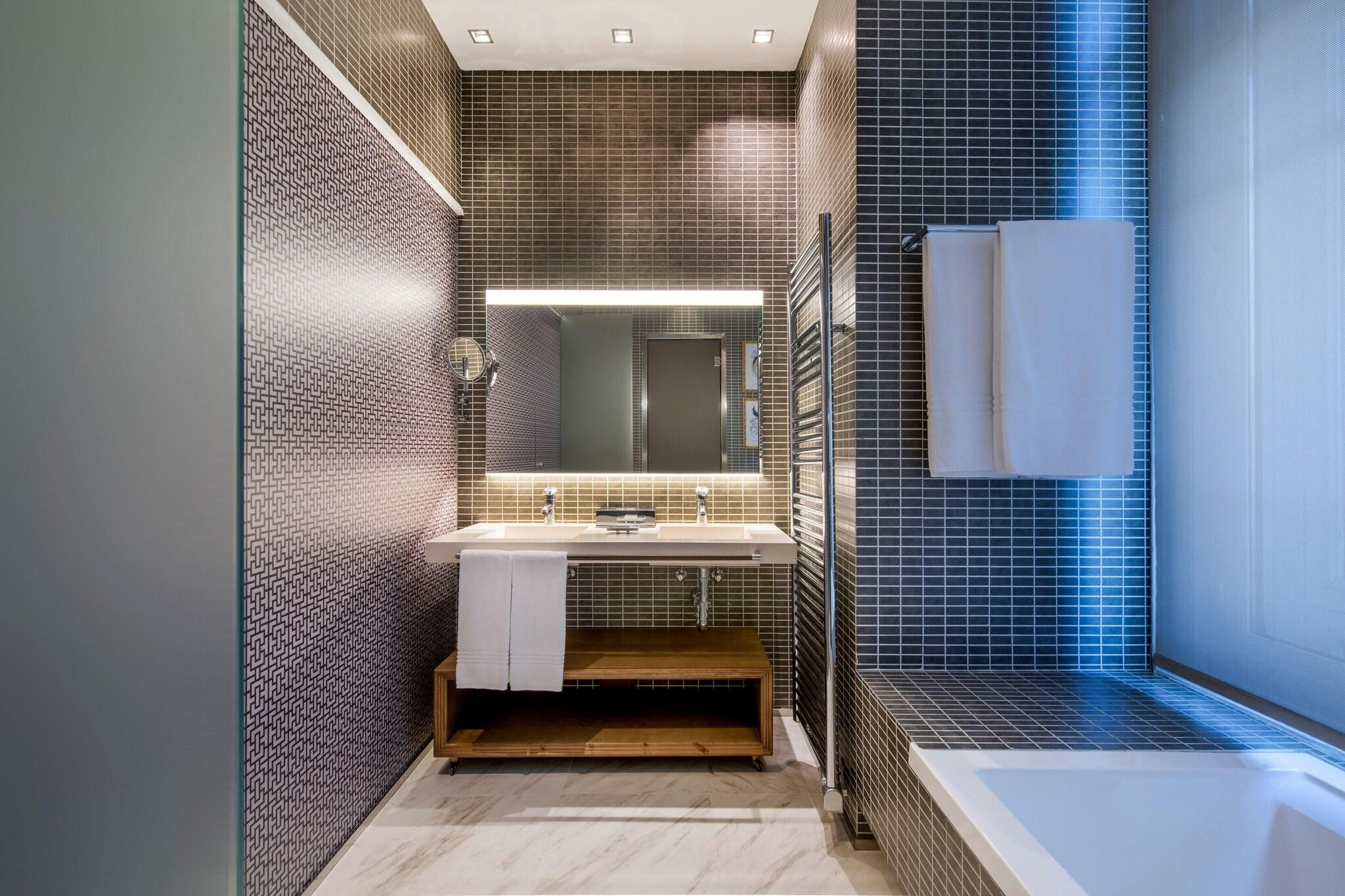 Double Deluxe King Bed