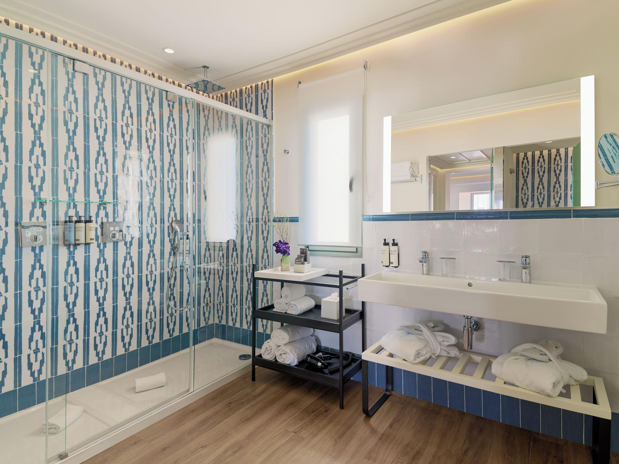 Junior Suite Deluxe King Bed