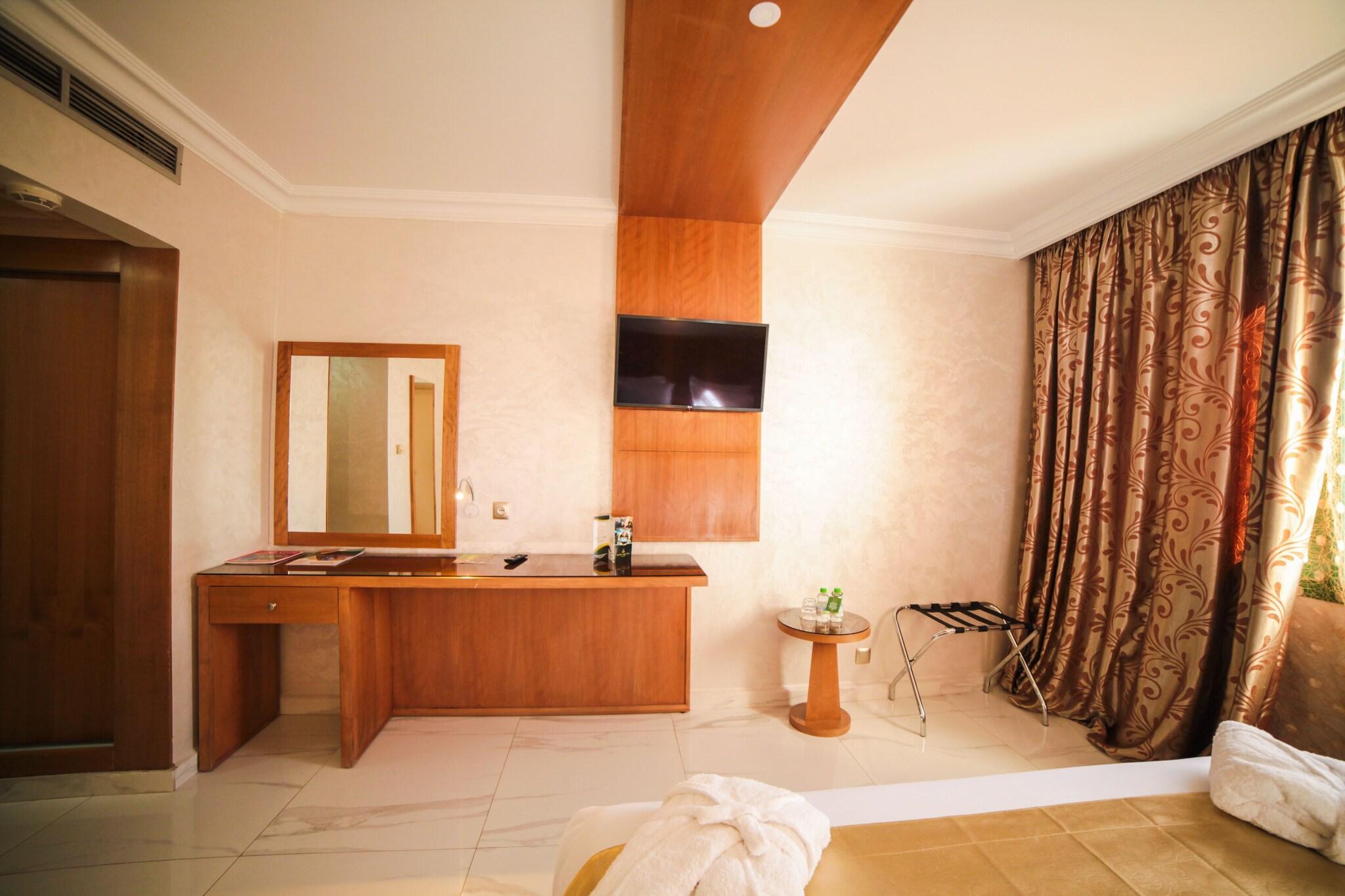 Junior Suite Queen Size Bed