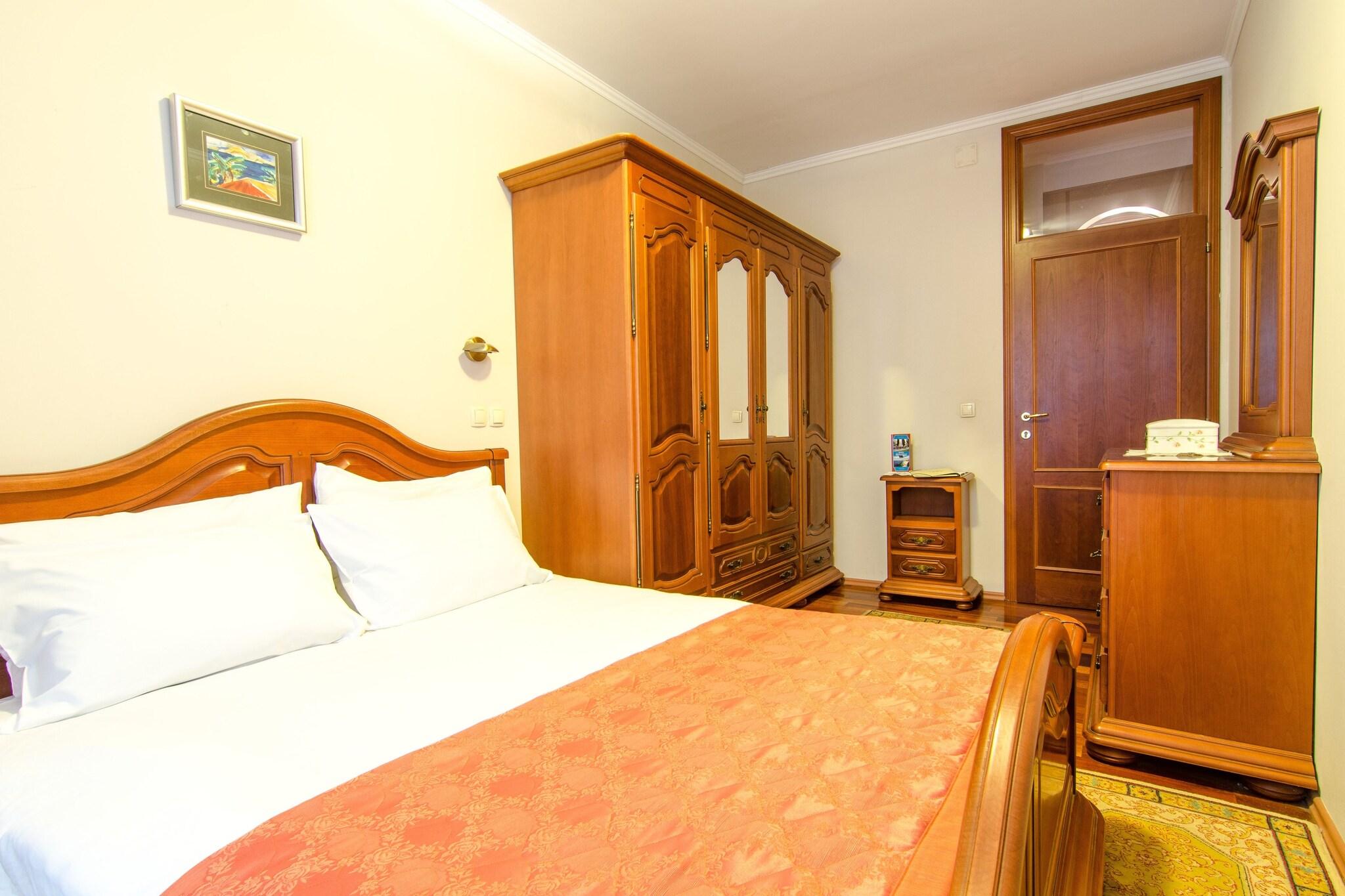 Apartment with Kitchenette