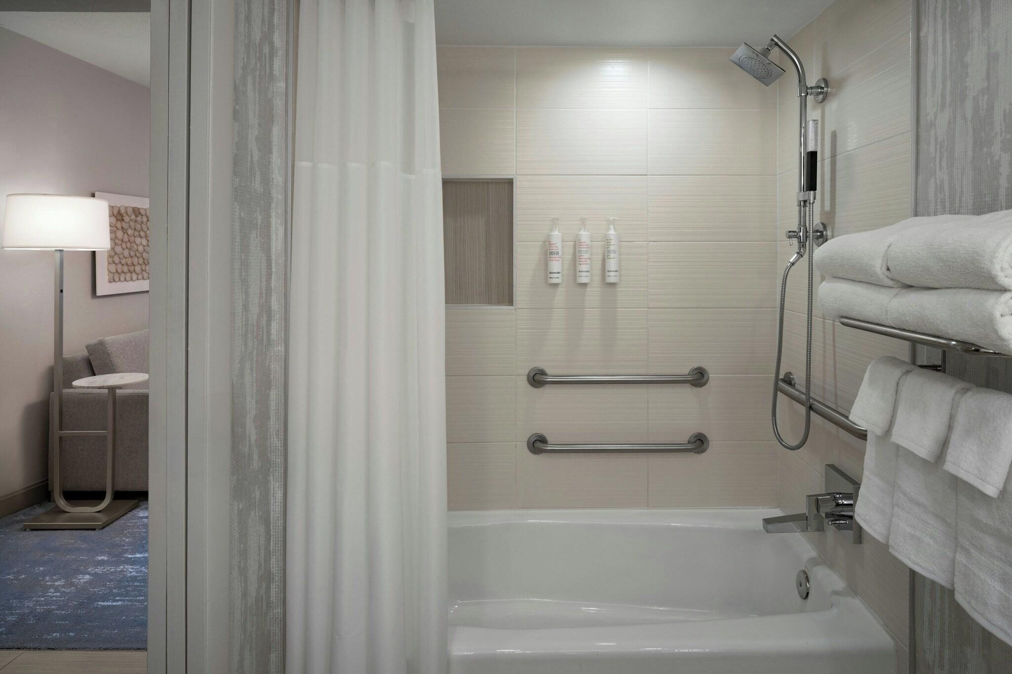 Suite Accessible King Size Bed