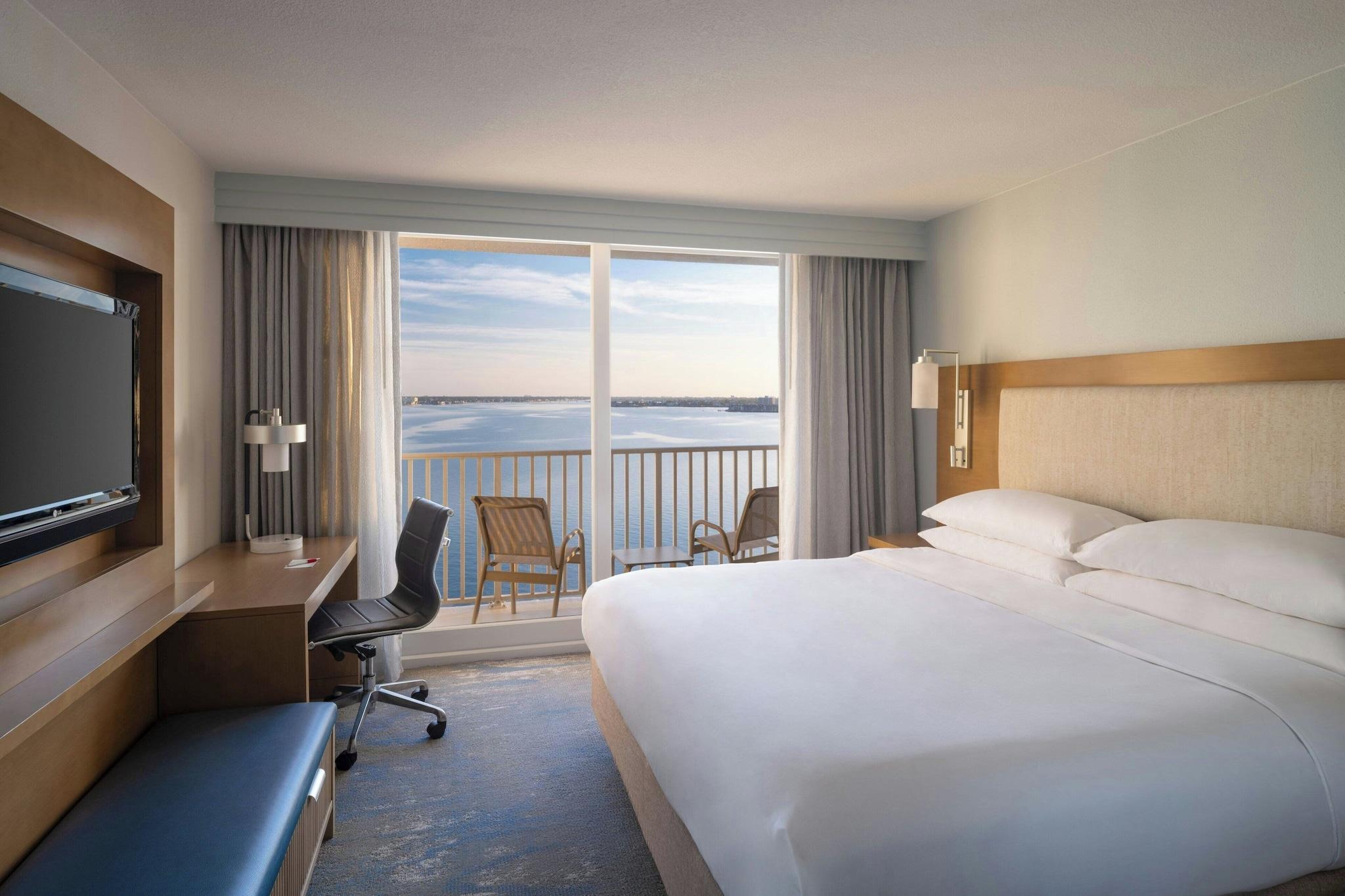 Suite Accessible King Size Bed
