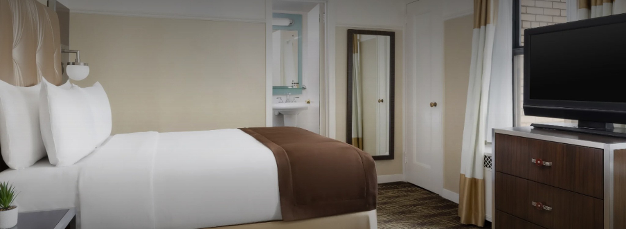 Room Queen Size Bed