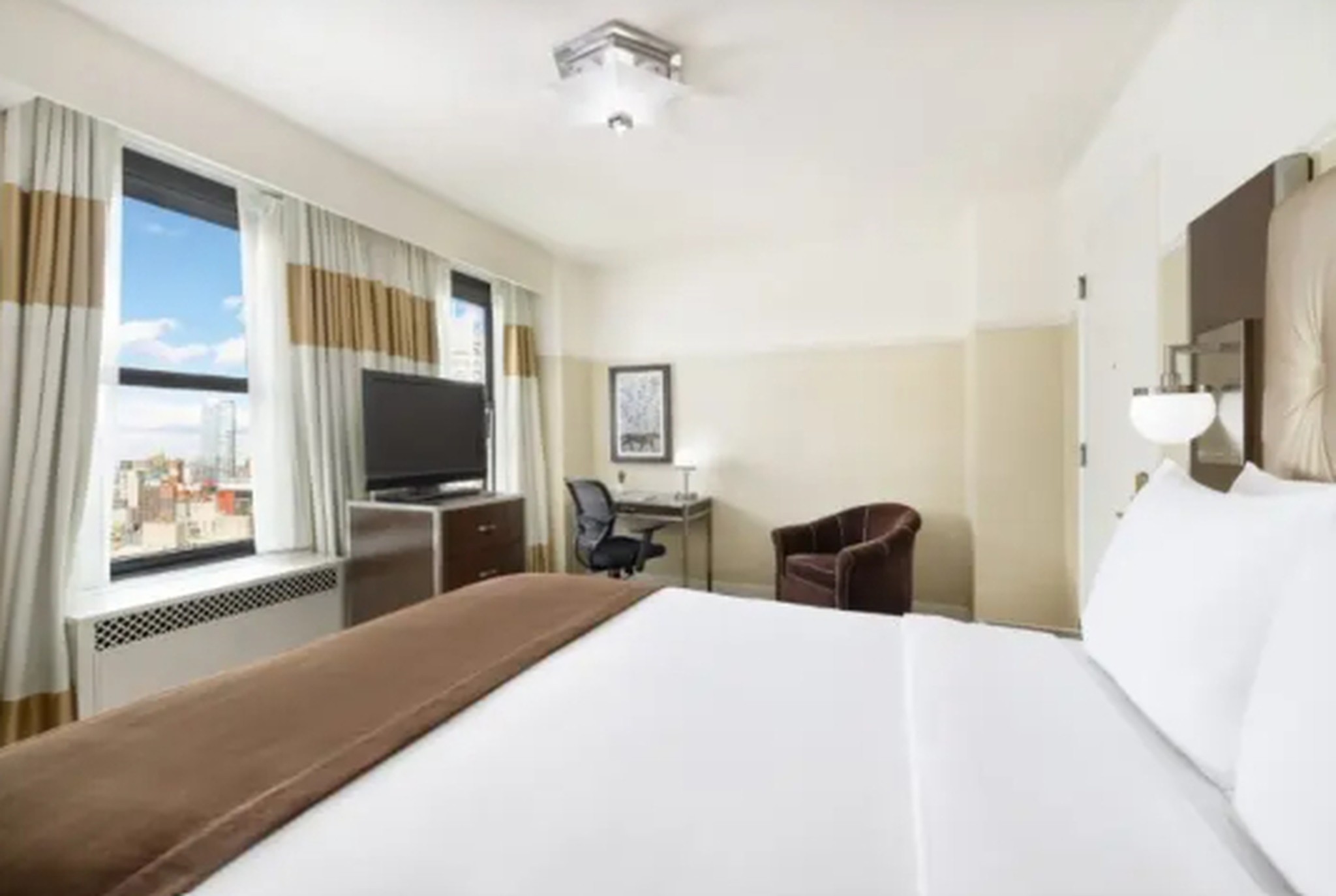 Room Queen Size Bed