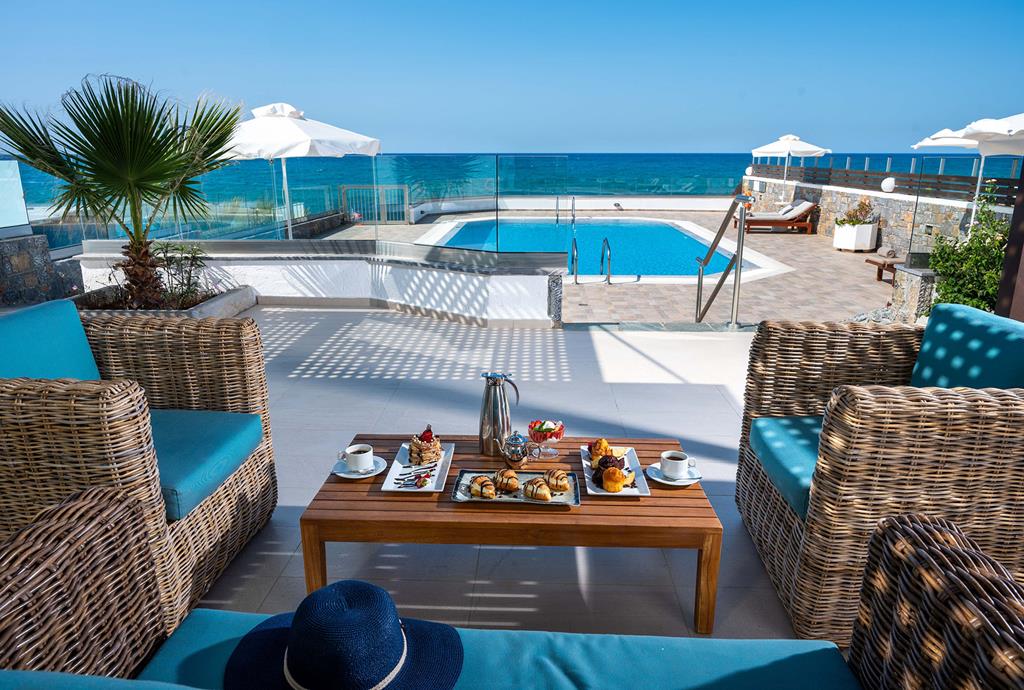 Villa Beach Front with Private Pool