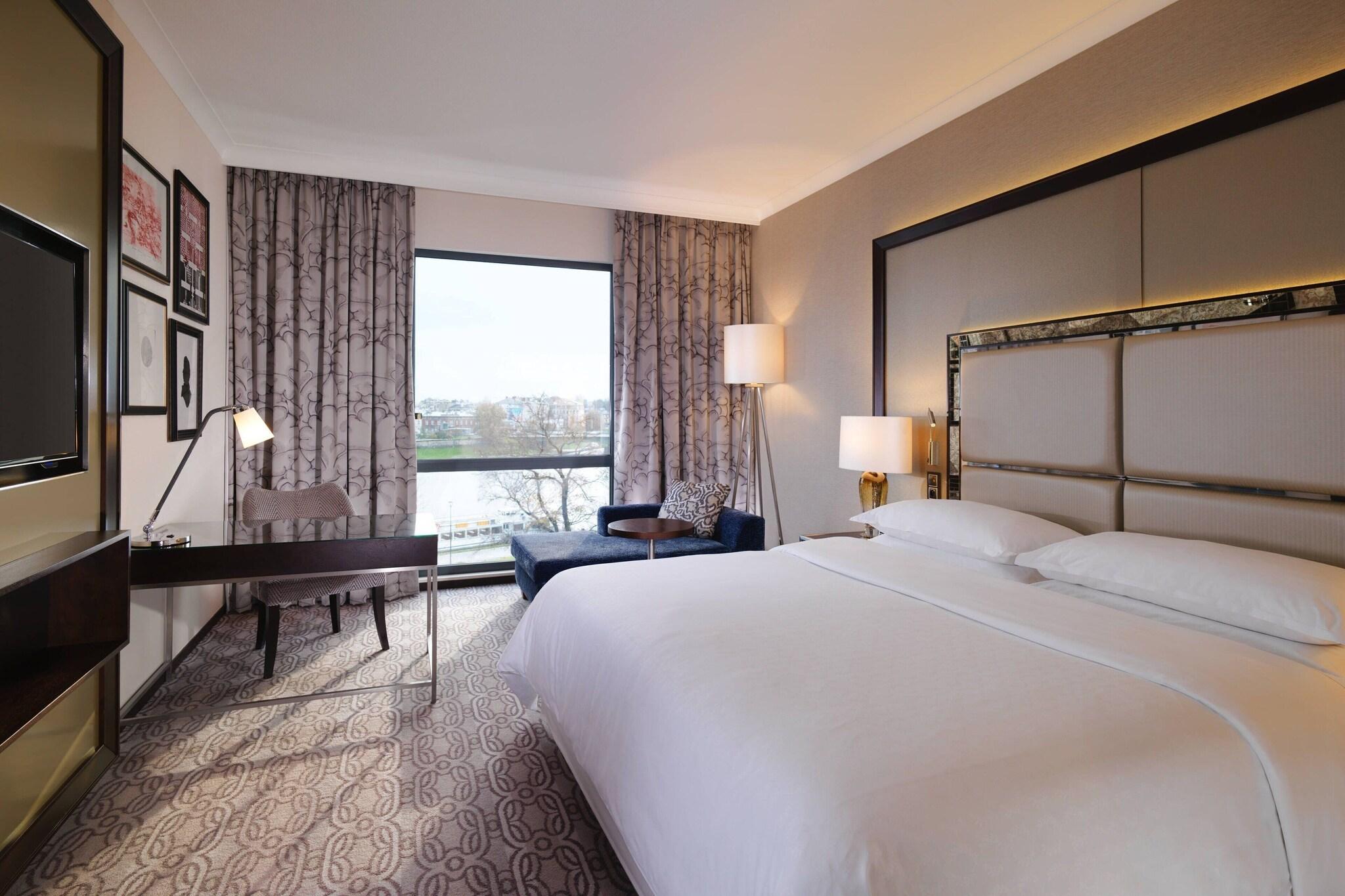 Suite Deluxe King Bed