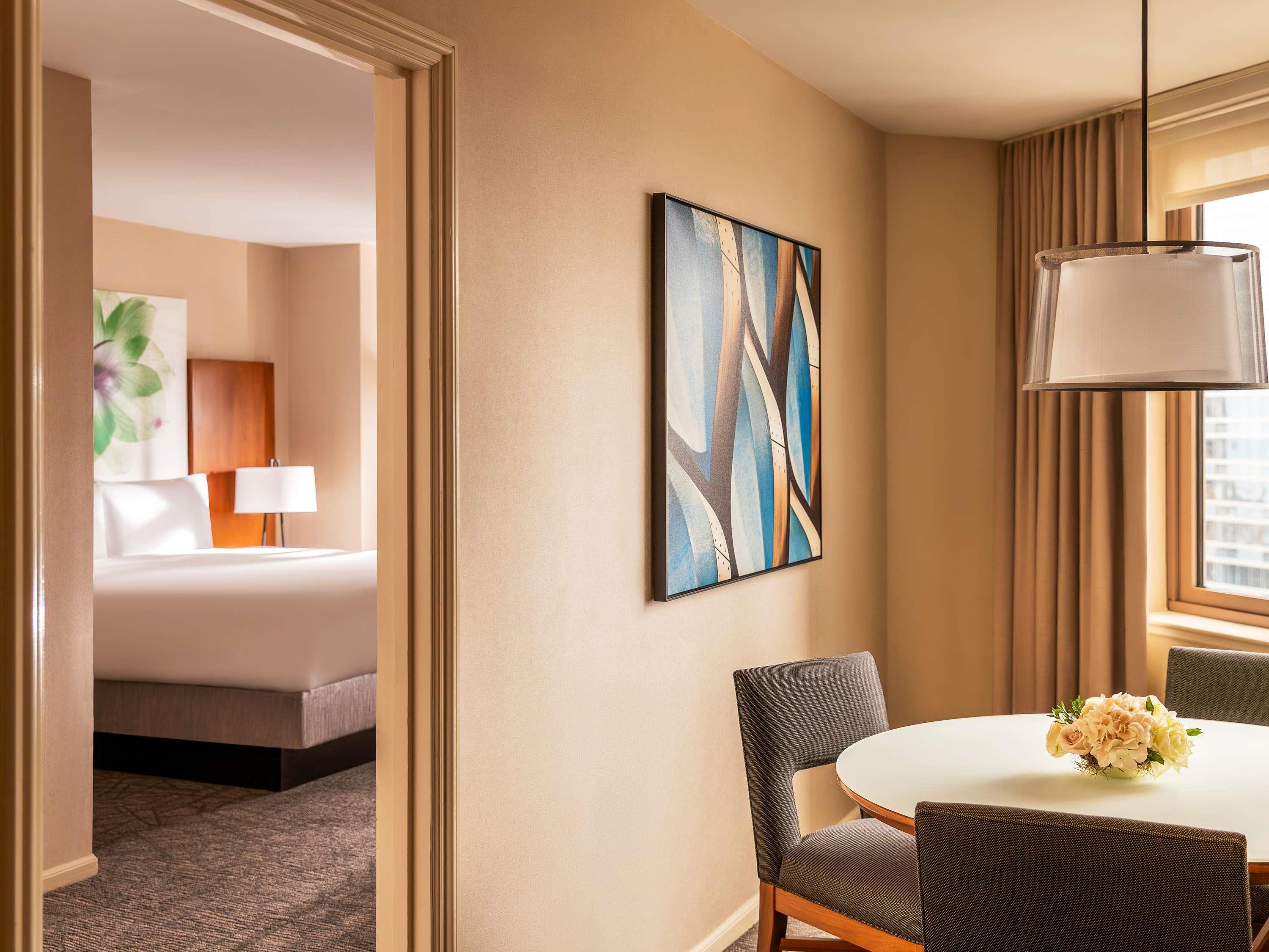 Suite City View King Bed