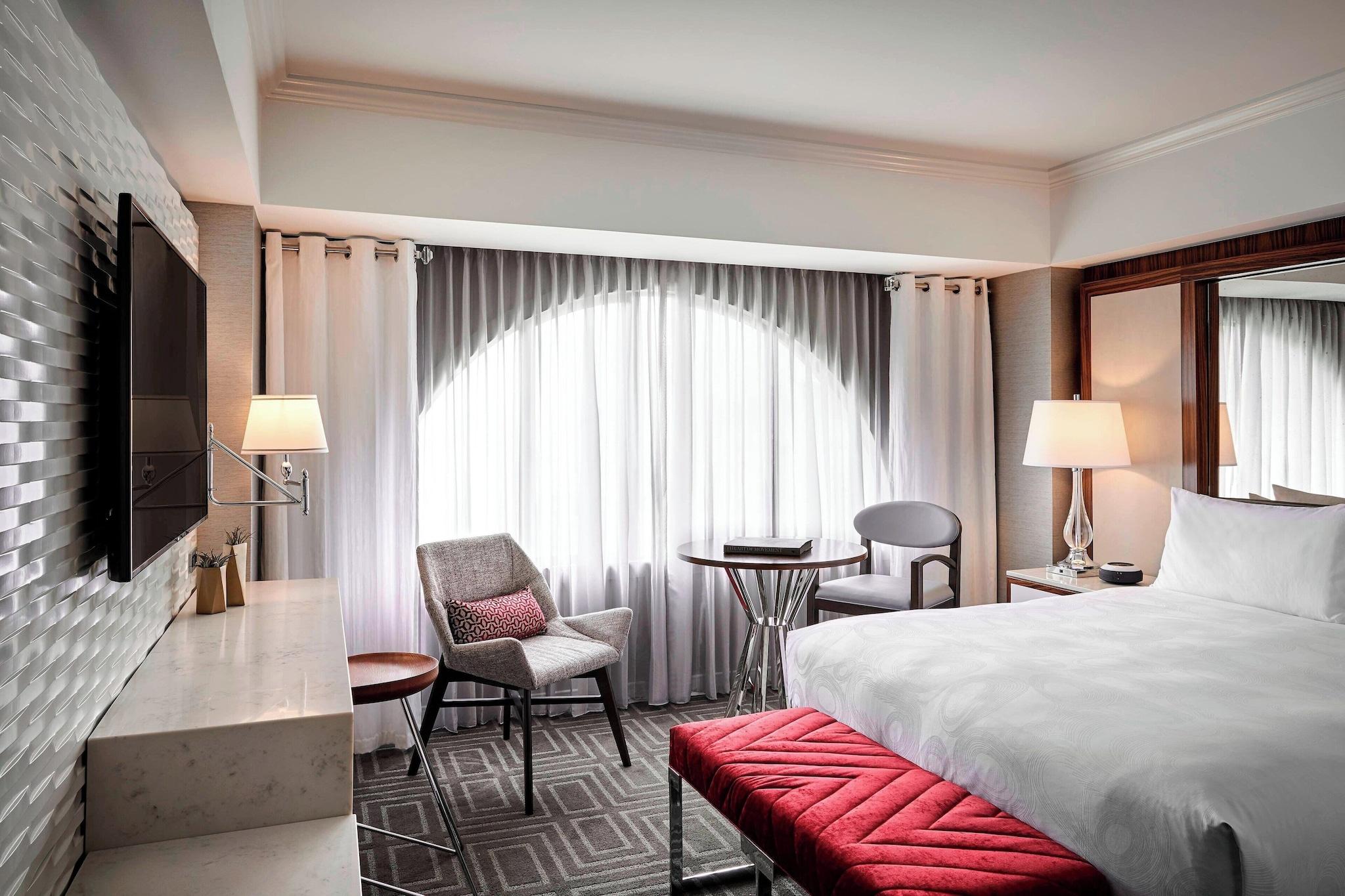 Studio Accessible King Size Bed