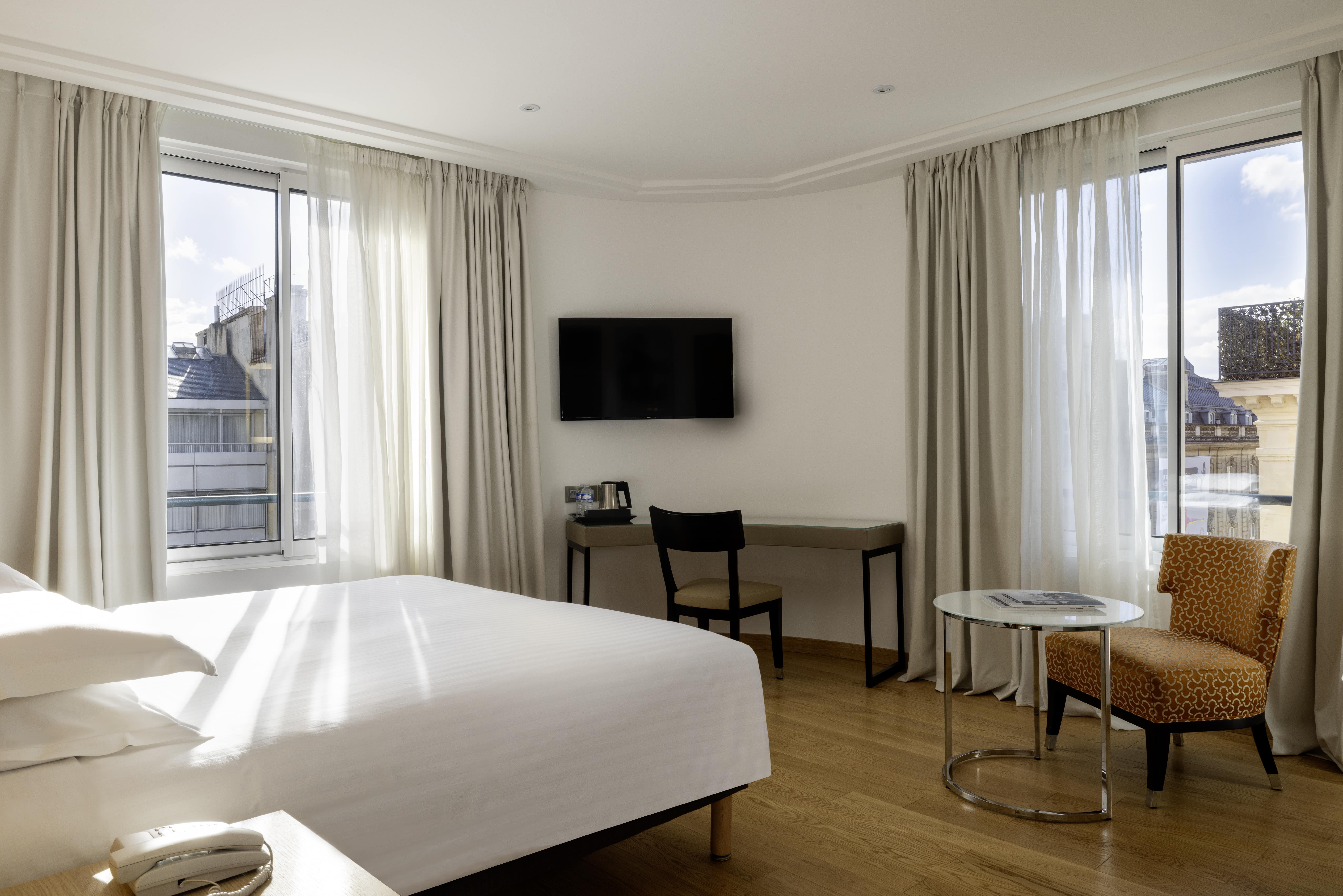 Double Executive Queen Bed