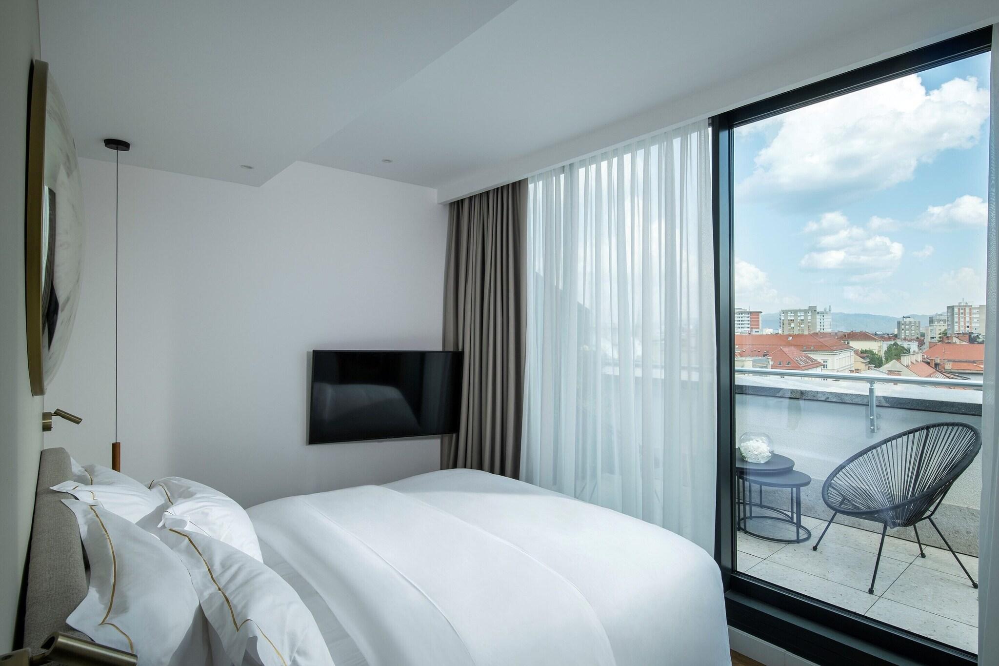 Suite City View King Bed