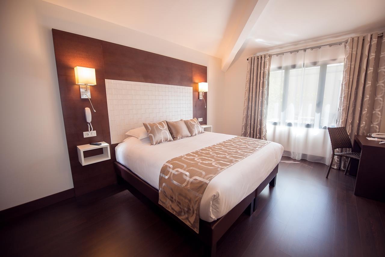 Double Classic Queen Bed