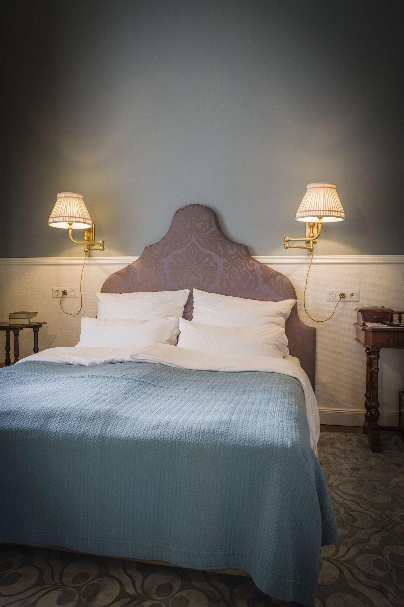 Double Queen Size Bed